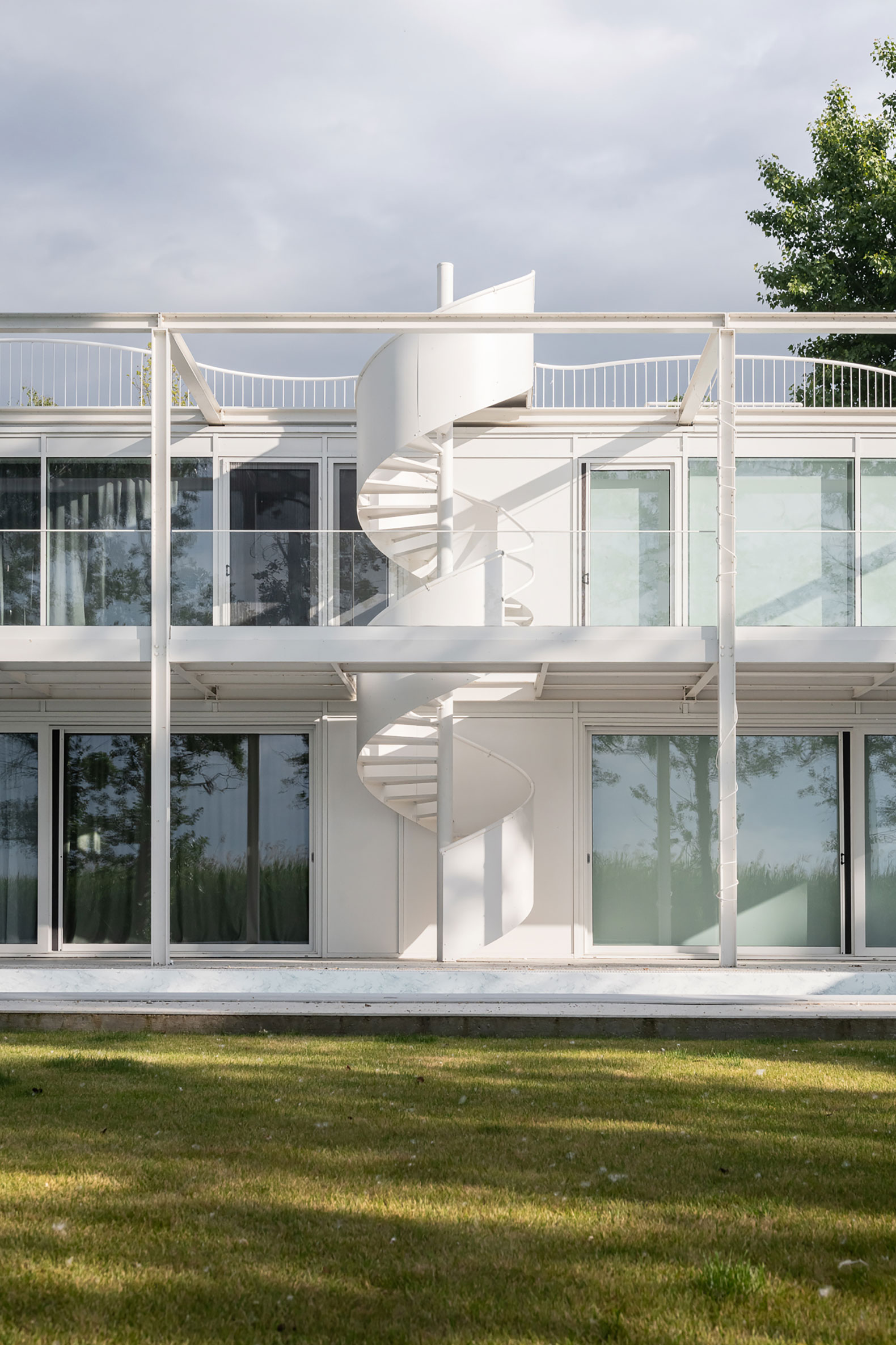 Twin Holiday Home by építész stúdió. Photography by Norbert Juhász