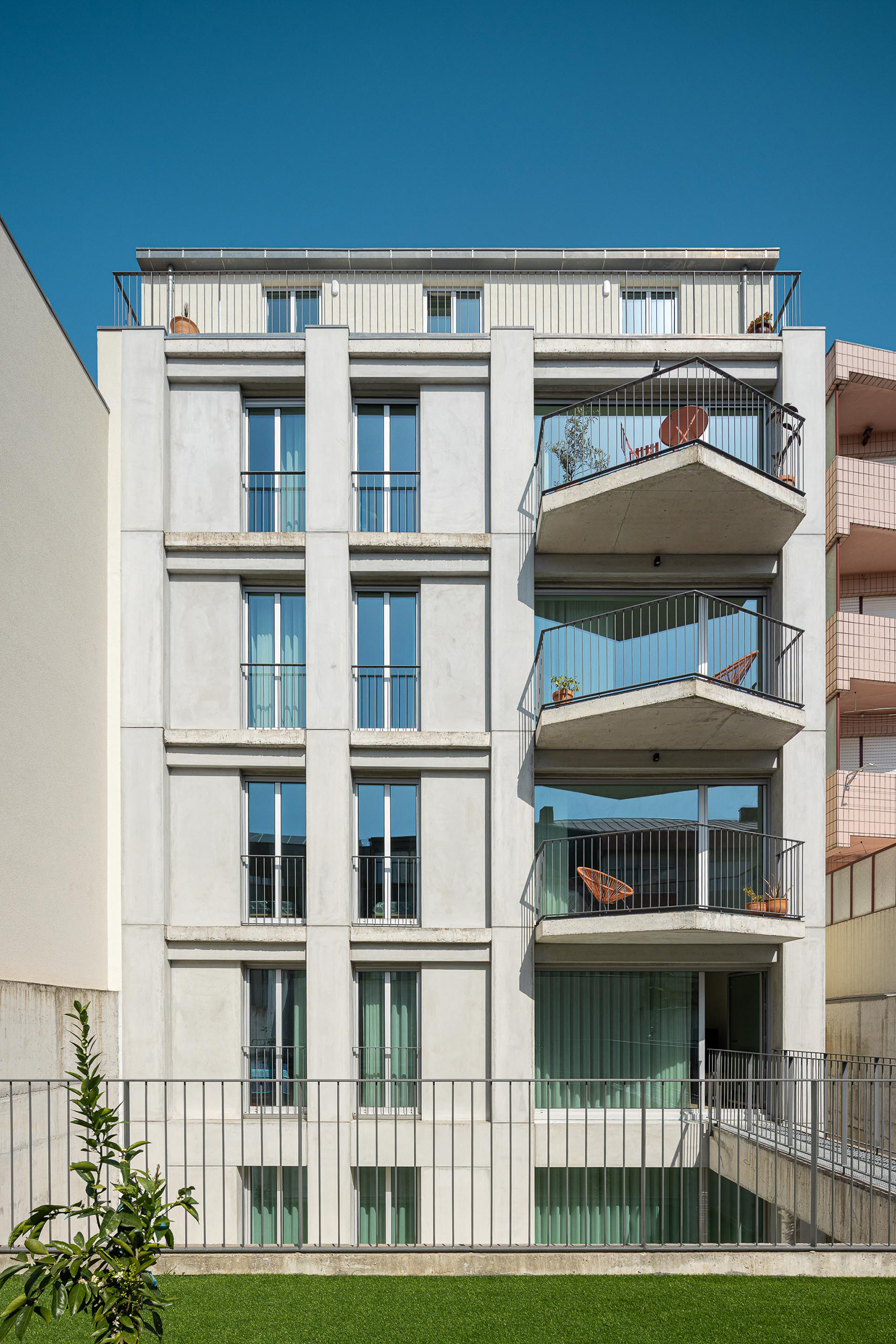 Edificio Costa Cabral por ENTRETEMPOS + ATA Atelier. Fotografía por Ivo Tavares Studio.