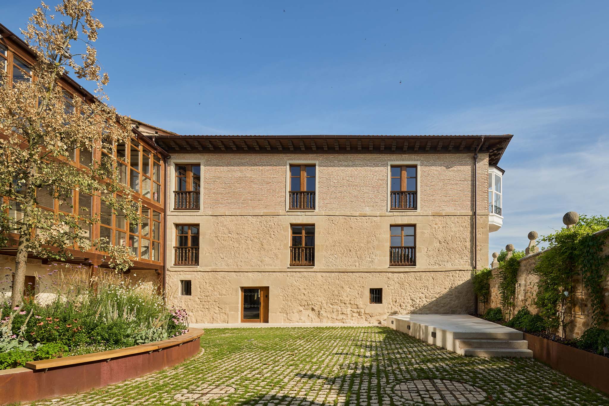 Rehabilitación y Ampliación de la Casa de las Cadenas por Escribano Arrieta Studio. Fotografía por Javier Bravo.