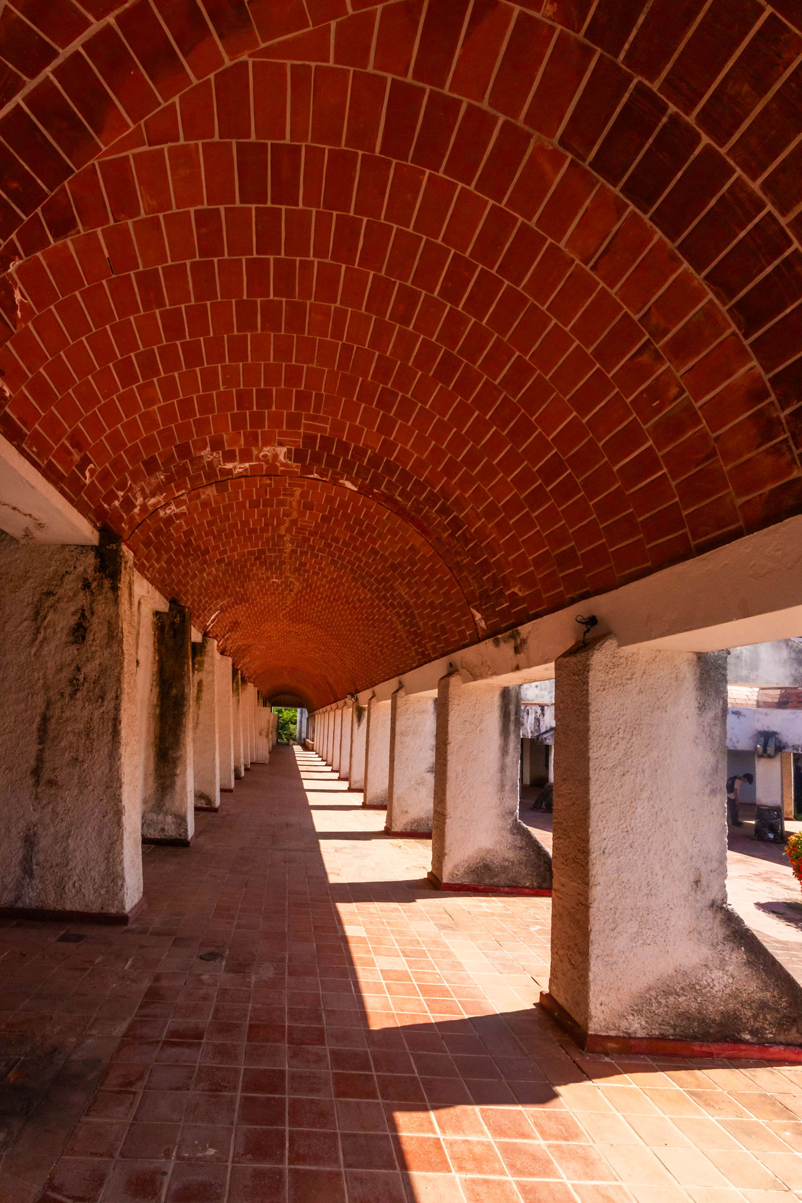 Vista interior de la galería de circulación por Ricardo Porro, 1965. Fotografía por Valiente Pascual, Rafael.
