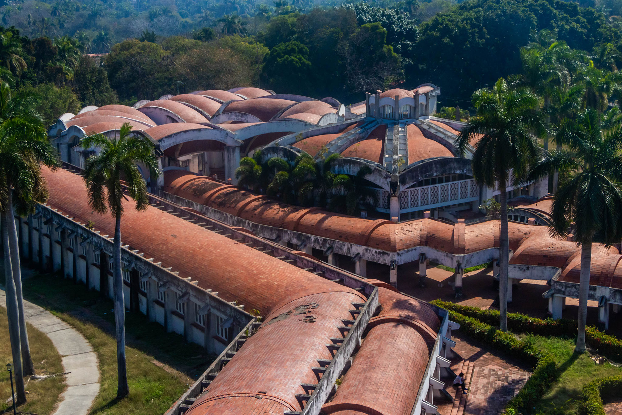 Vista aérea de la escuela por Ricardo Porro, 1965. Fotografía por Valiente Pascual, Rafael.