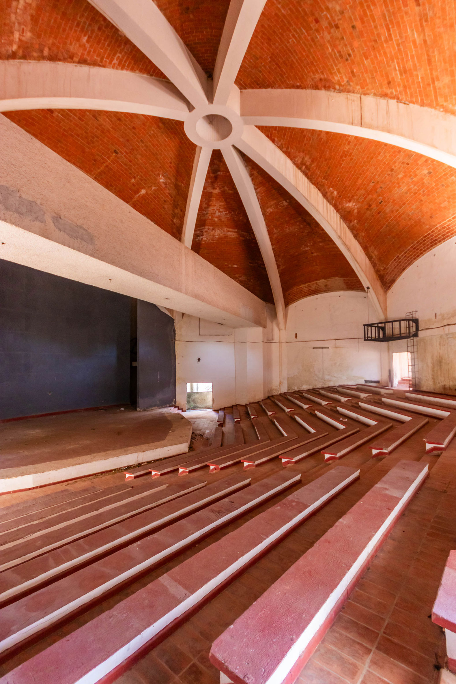 Teatro de la Escuela de Danza Moderna por Ricardo Porro, 1965. Fotografía por Valiente Pascual, Rafael.