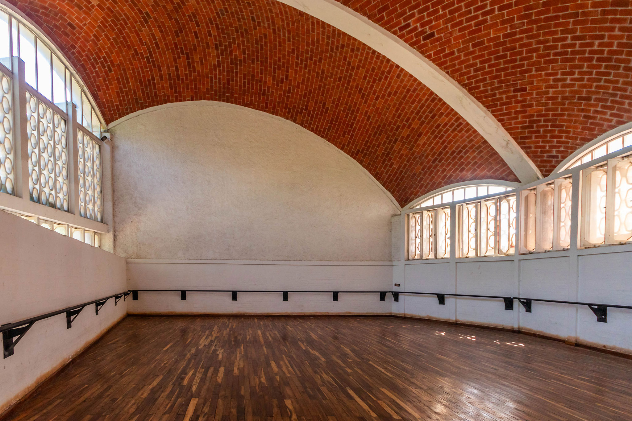 Collective rehearsal rooms by Ricardo Porro, 1965. Photograph by Rafael Valiente Pascual.