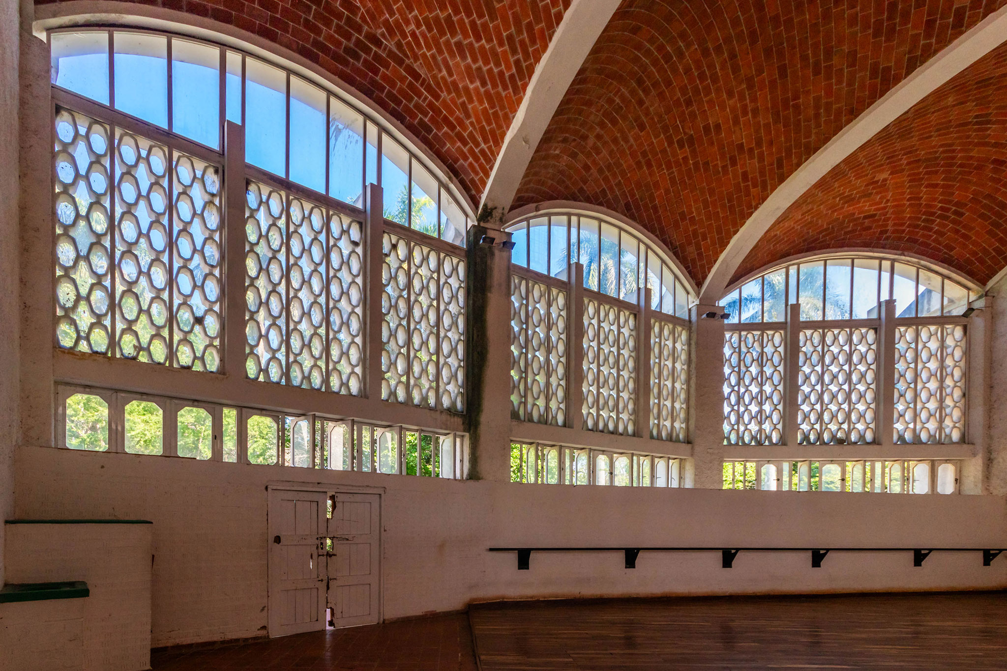 Collective rehearsal rooms by Ricardo Porro, 1965. Photograph by Rafael Valiente Pascual.