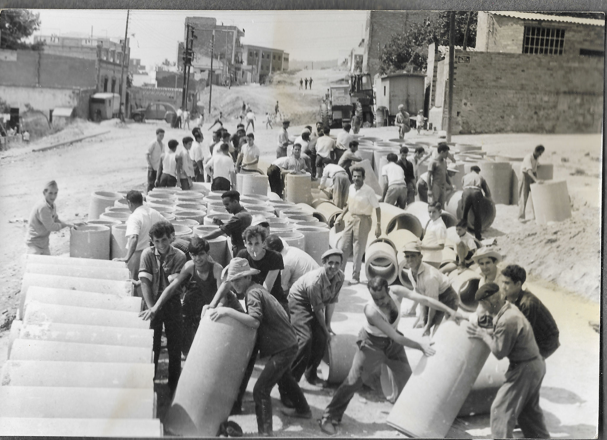 Developing the neighborhood on a Sunday in Roquetes, 1960s. Photograph by Carles Cardoner. Roquetes-Nou Barris Historical Archive.