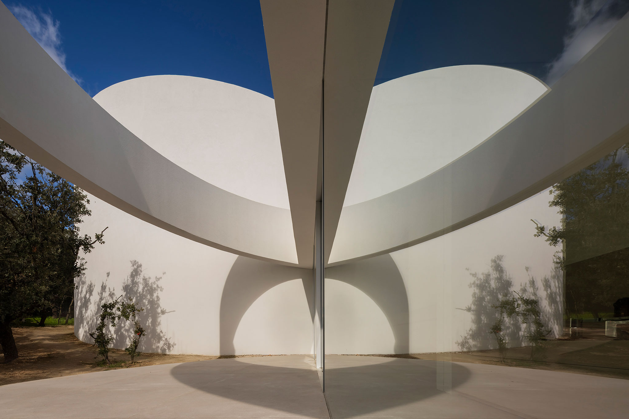 Una «vanguardia» cilíndrica. Casa en Las Rozas por Fran Silvestre Arquitectos.