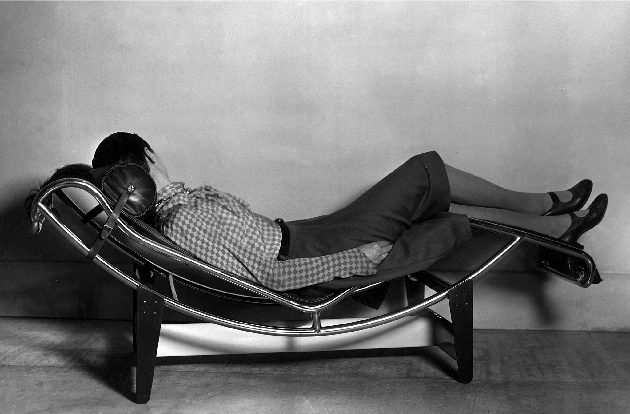 Charlotte Perriand on reclining chaise longue, 1928. Courtesy by Archives Charlotte Perriand. VEGAP, Barcelona 2026.