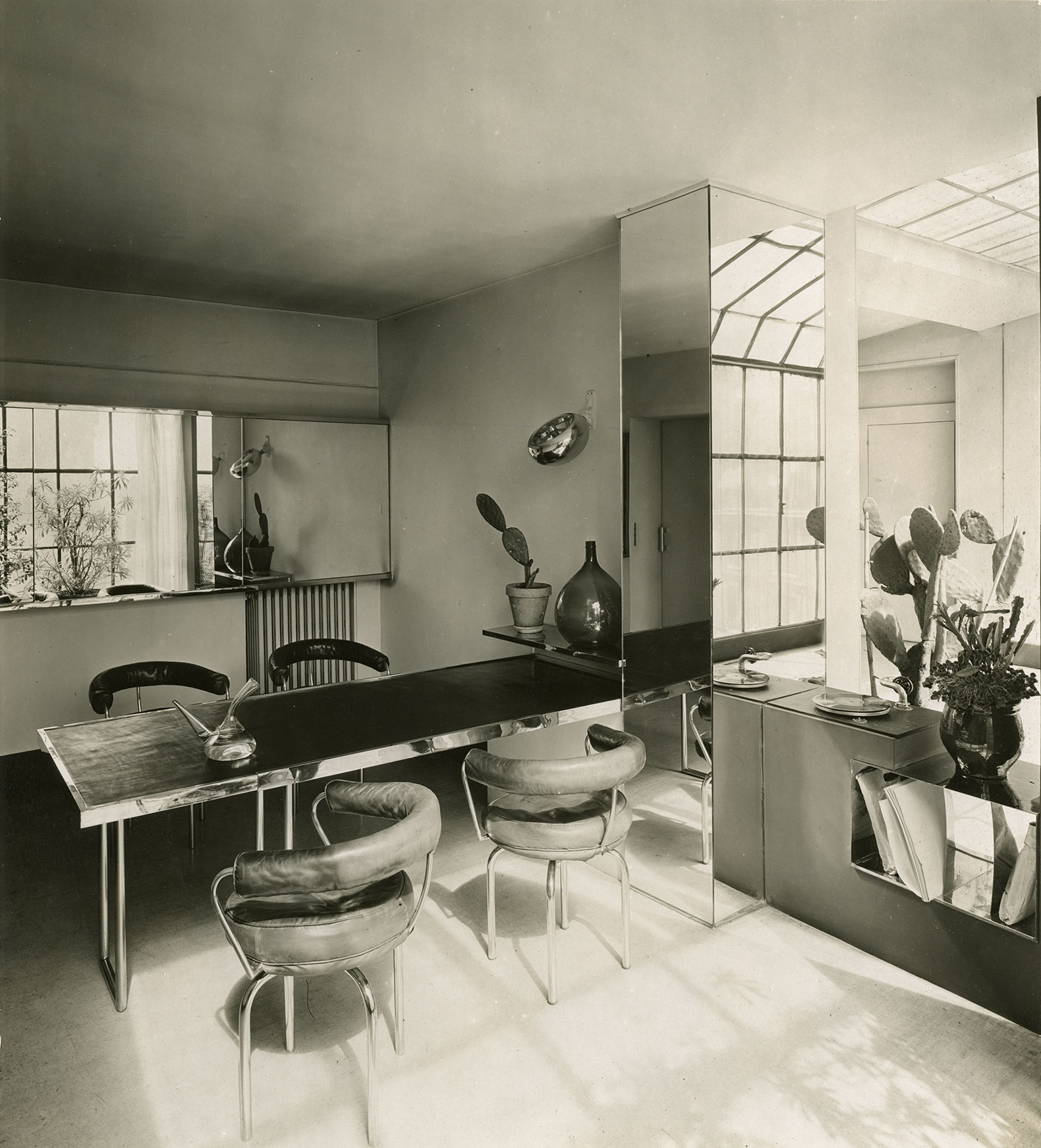 Charlotte Perriand, dining room in the Place Saint-Sulpice apartment-studio, 1927. Photograph by Jean Collas. Courtesy by Archives Charlotte Perriand.