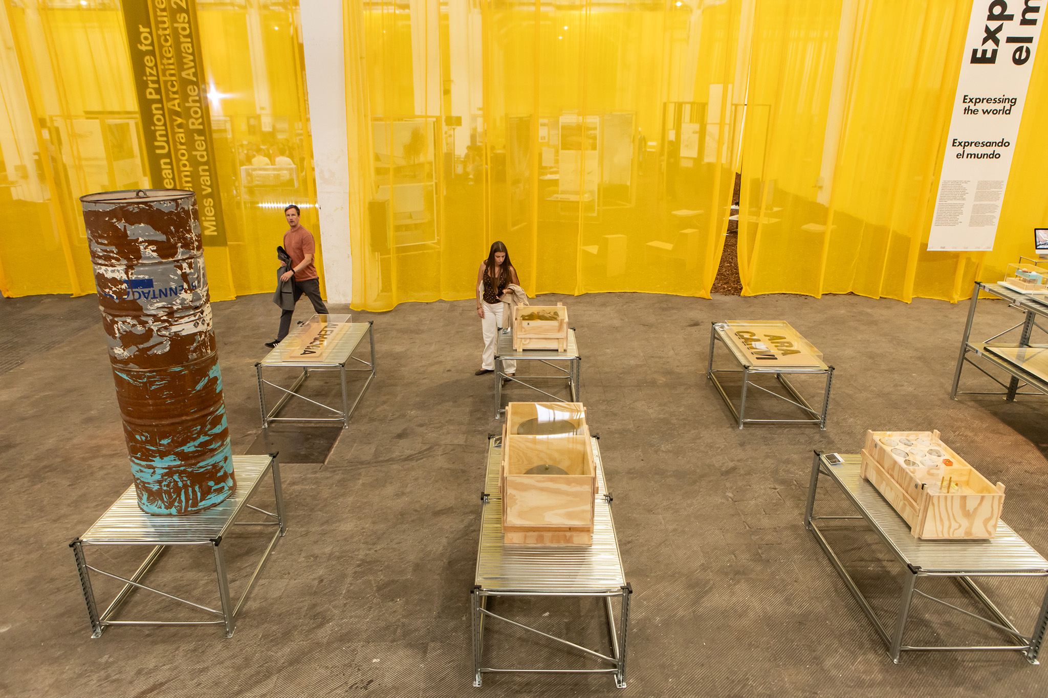 «¿Qué es esto? ¿Un spa, un gimnasio, un zoo de animales pequeñitos?». La Fundació Mies van der Rohe exhibe su colección en el Palau Victòria Eugènia. Fotografía por Anna Mas.