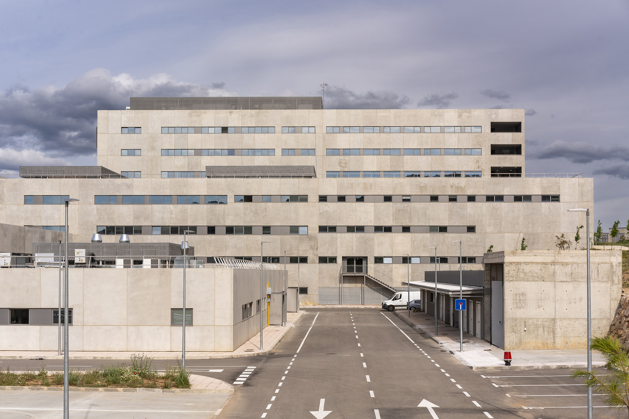 New University Hospital of Cuenca by Gádor de Carvajal, Juan Casariego, Fernando Cruz. Photograph by Luis Asín.