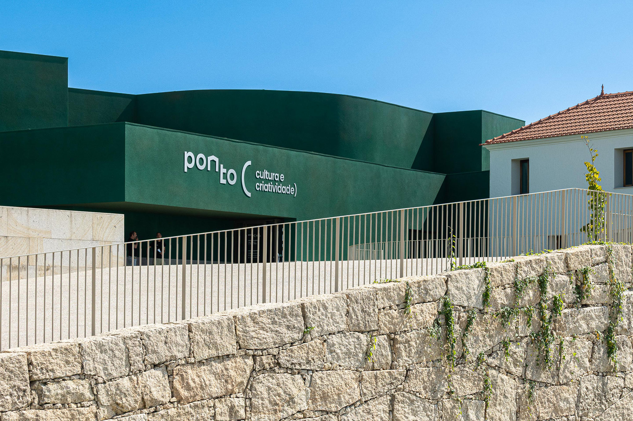 Ponto C - Cultura e criatividade por Galería Gabinete. Fotografía por Ivo Tavares Studio.