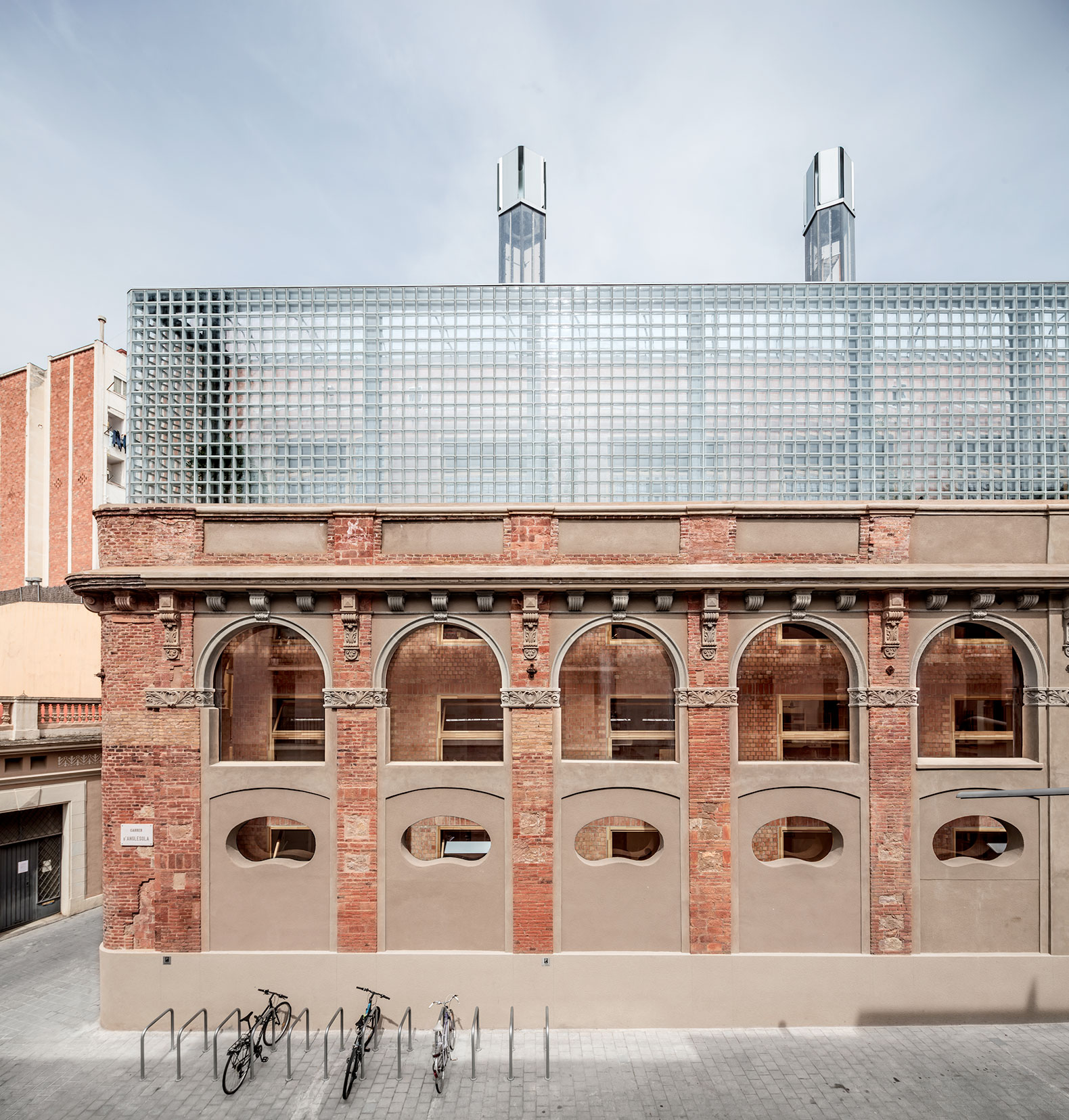 Cristalleries Planell Civic Center by H Arquitectes. Photograph by Adrià Goula.
