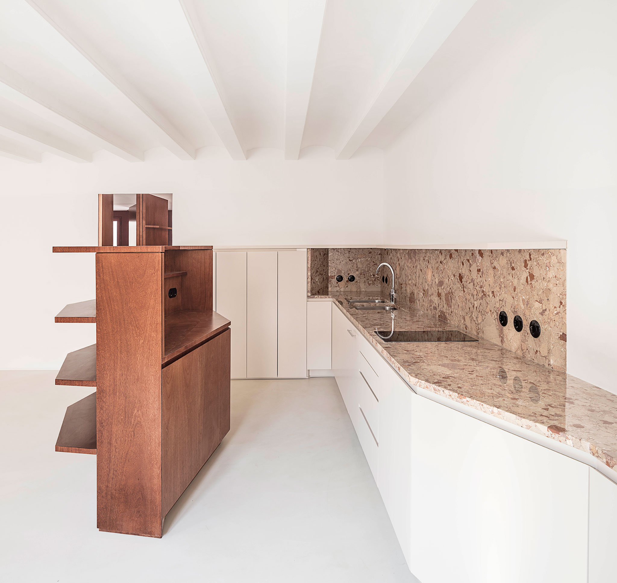 Reforma de vivienda h3o architects. Fotografía por Adrià Goula.