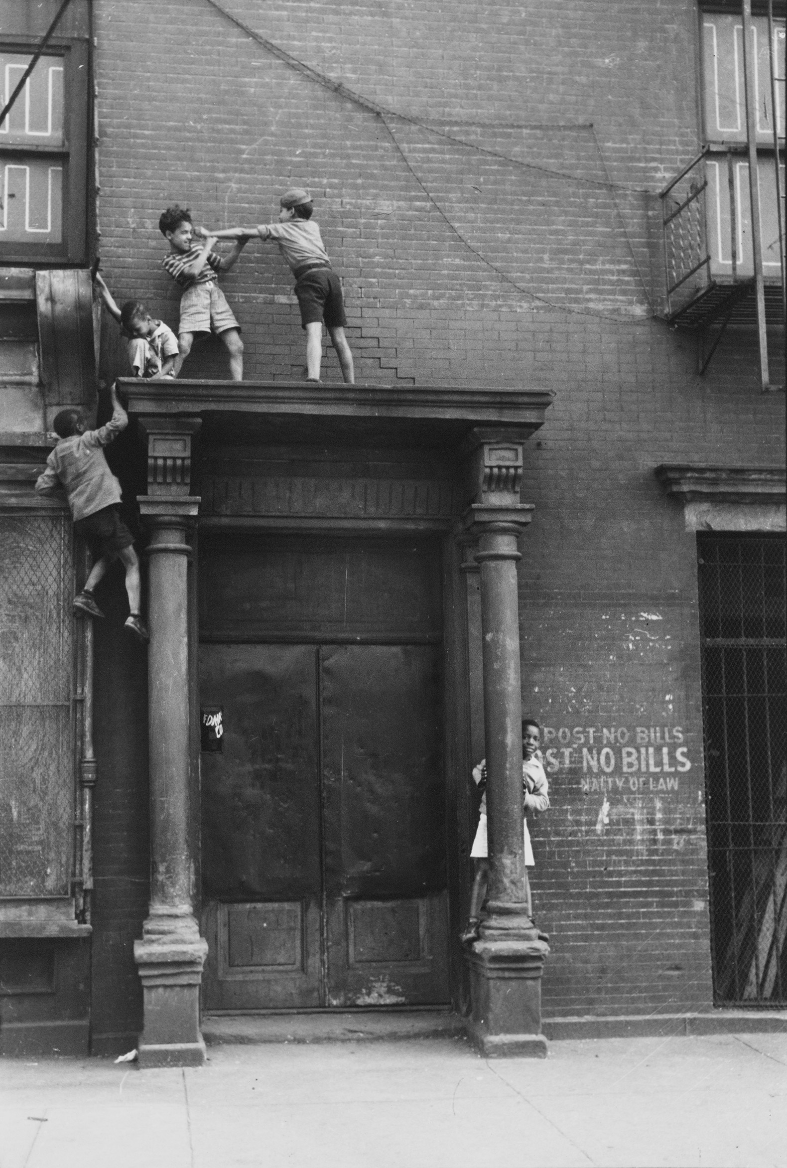 Helen Levitt, N.Y., ca. 1939. Courtesy of Film Documents LLC, via Zander Galerie.