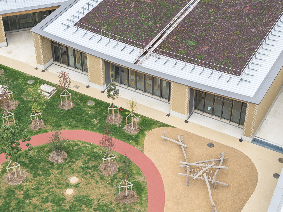 Centro Infantil y Deportivo Parc des Loges por Hemaa Architectes. Fotografía por Sergio Grazia.