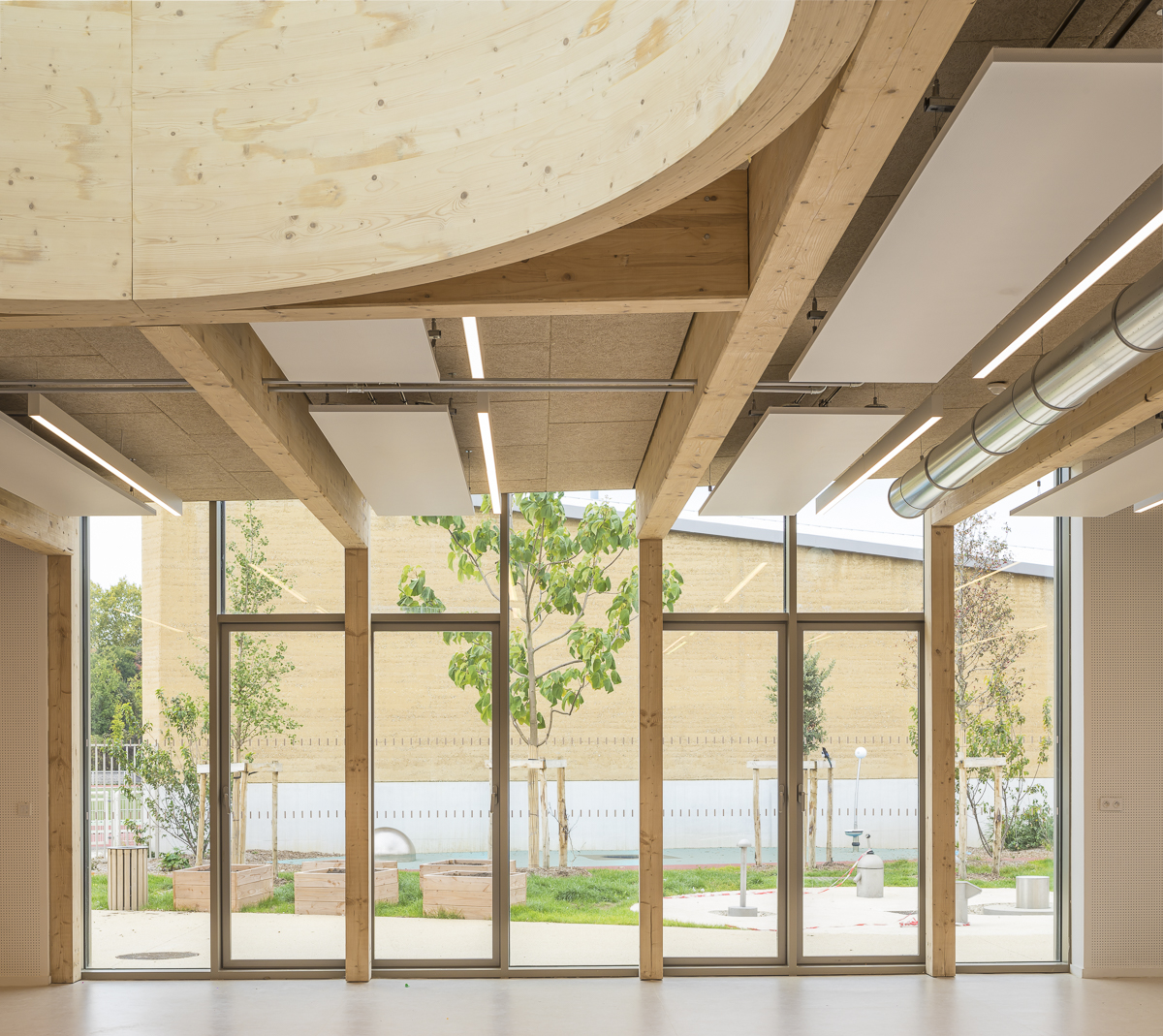 Centro Infantil y Deportivo Parc des Loges por Hemaa Architectes. Fotografía por Sergio Grazia.