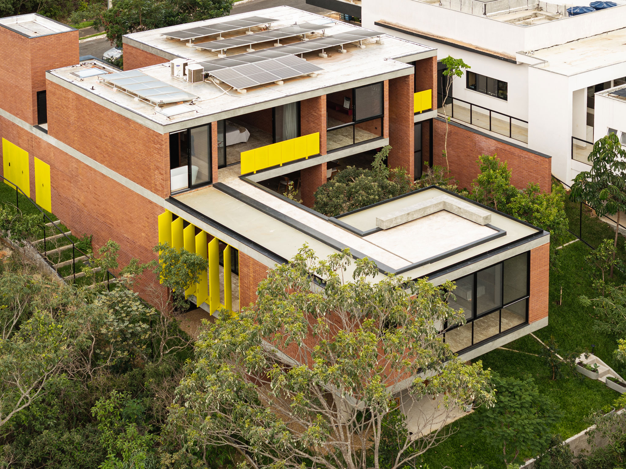 7 Trees House by Hersen Mendes. Photograph by Joana França.