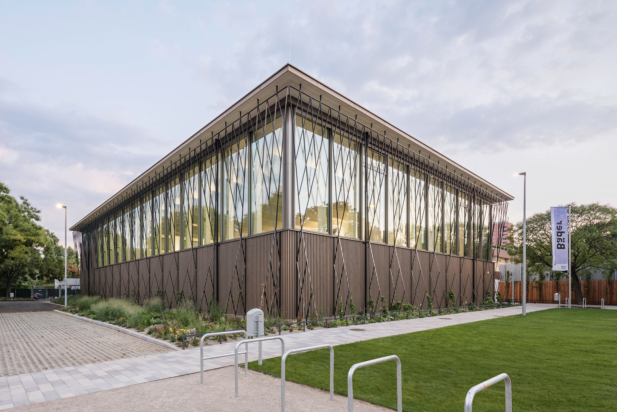 Piscina pública Großfeldsiedlung por Illiz Architektur. Fotografía por Hertha Hurnaus. 