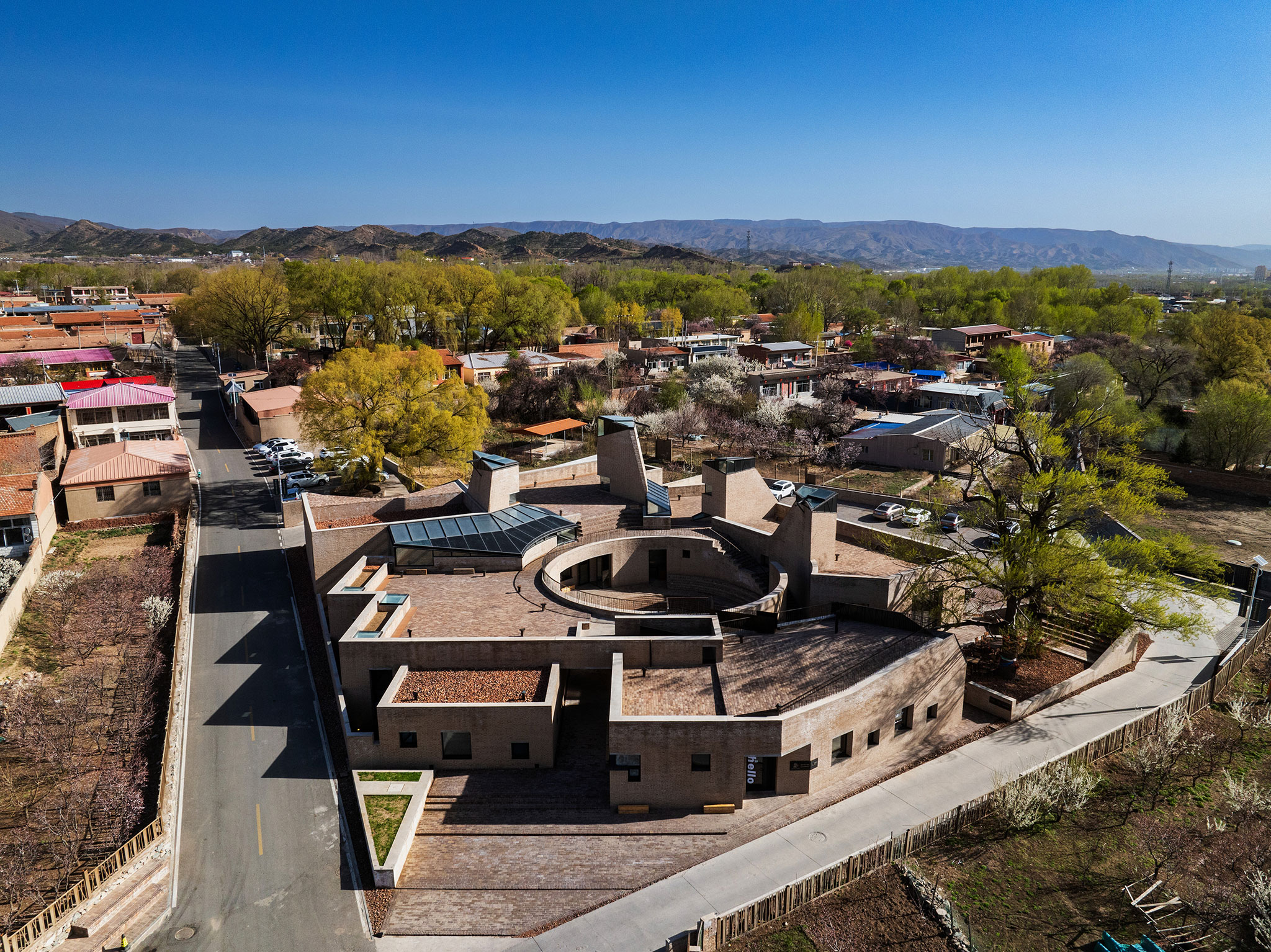 El pueblo fue el foco de una iniciativa de revitalización rural en 2018 que provocó un desperdicio generalizado de ladrillos. En colaboración con los aldeanos y artistas locales, el arquitecto Zhang Pengju propuso reutilizar estos ladrillos para construir un centro comunitario multifuncional y de bajo costo. Aga Khan Trust for Culture / Dou Yujun.