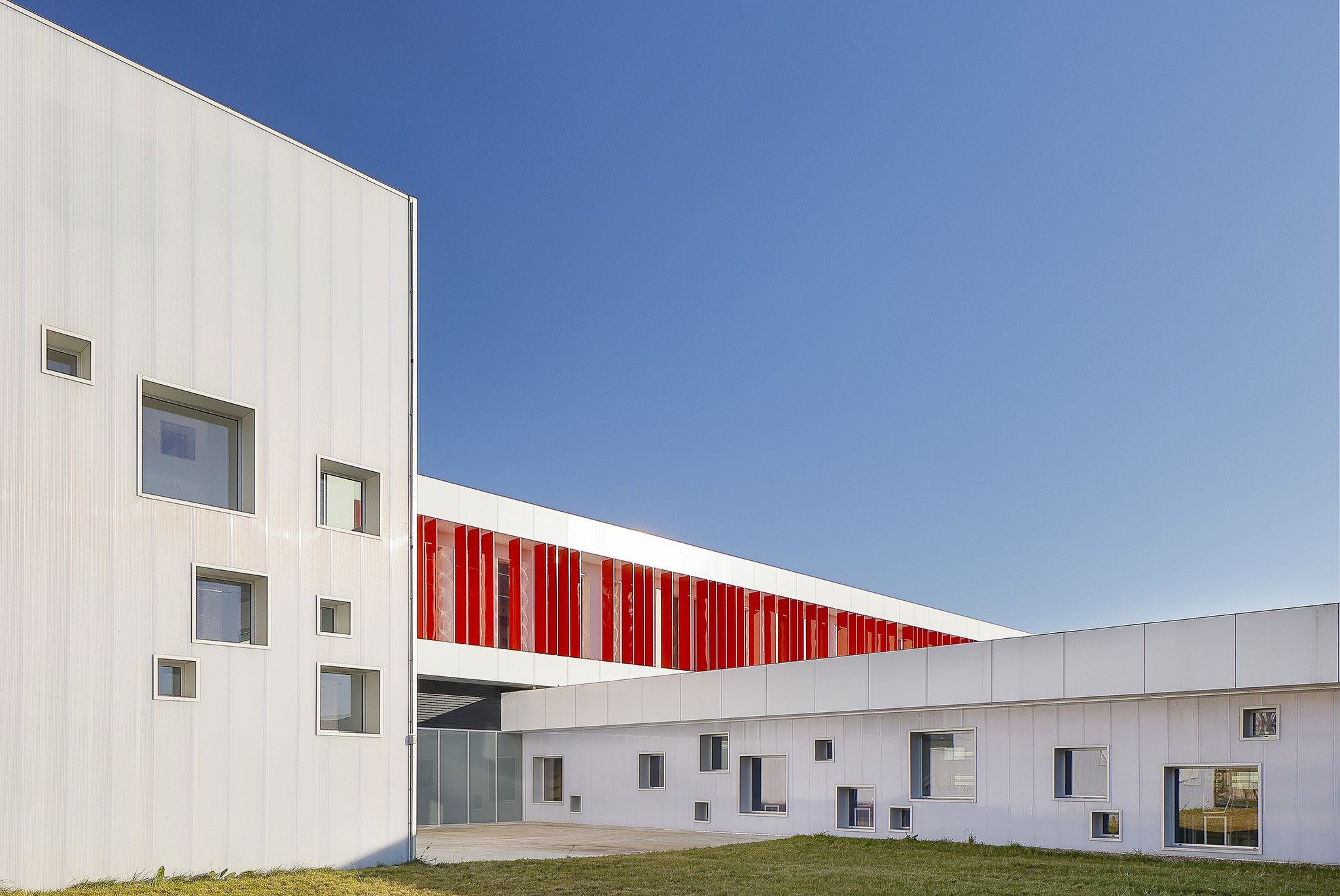 La Florida Secondary Education Institute by INSPYRA. Photograph by Iván Morán G-R.  Instituto de Educación Secundaria La Florida por INSPYRA. Fotografía por Iván Morán G-R.