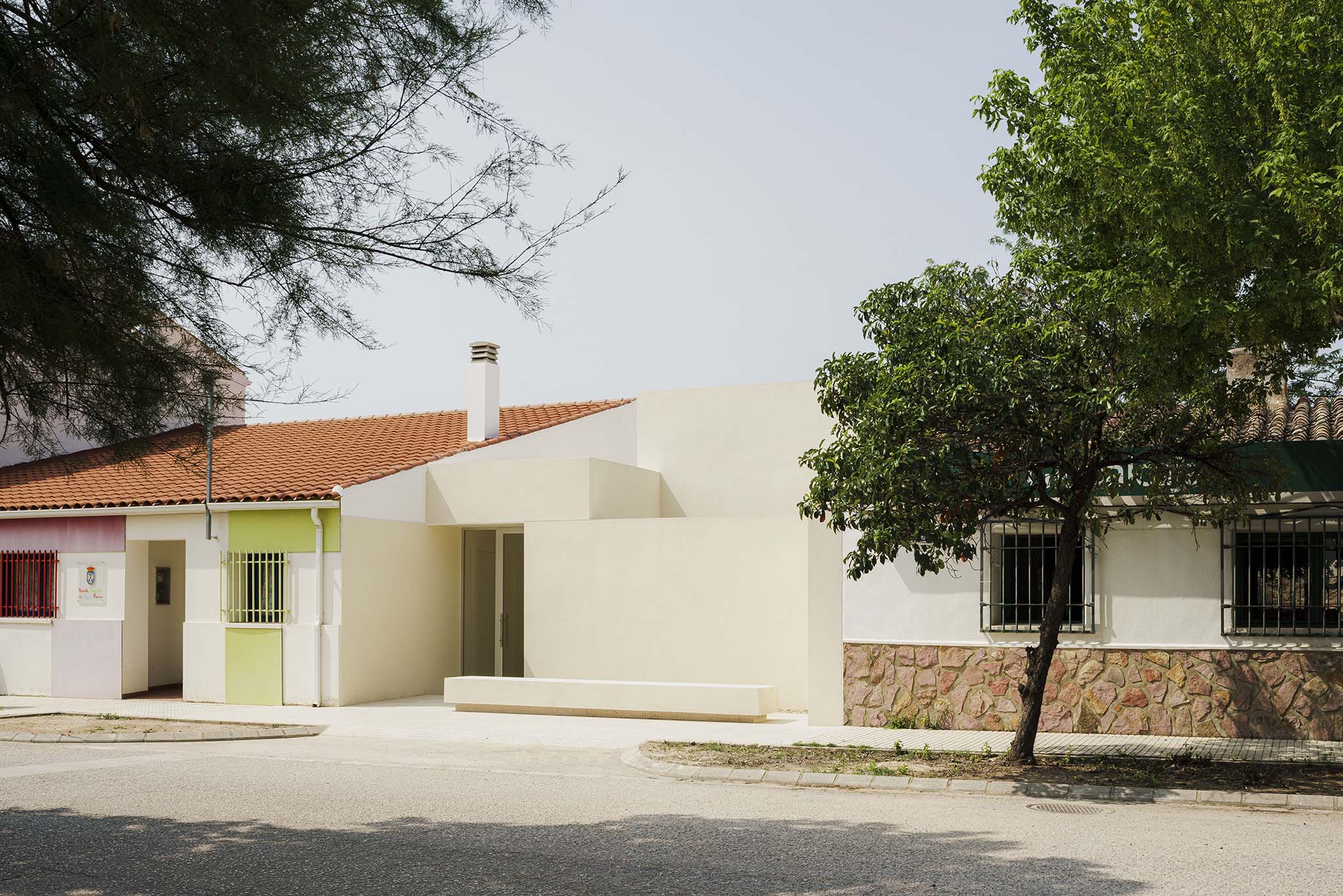 Escuela en Aguas Nuevas por Iterare arquitectos. Fotografía por David Zarzoso.