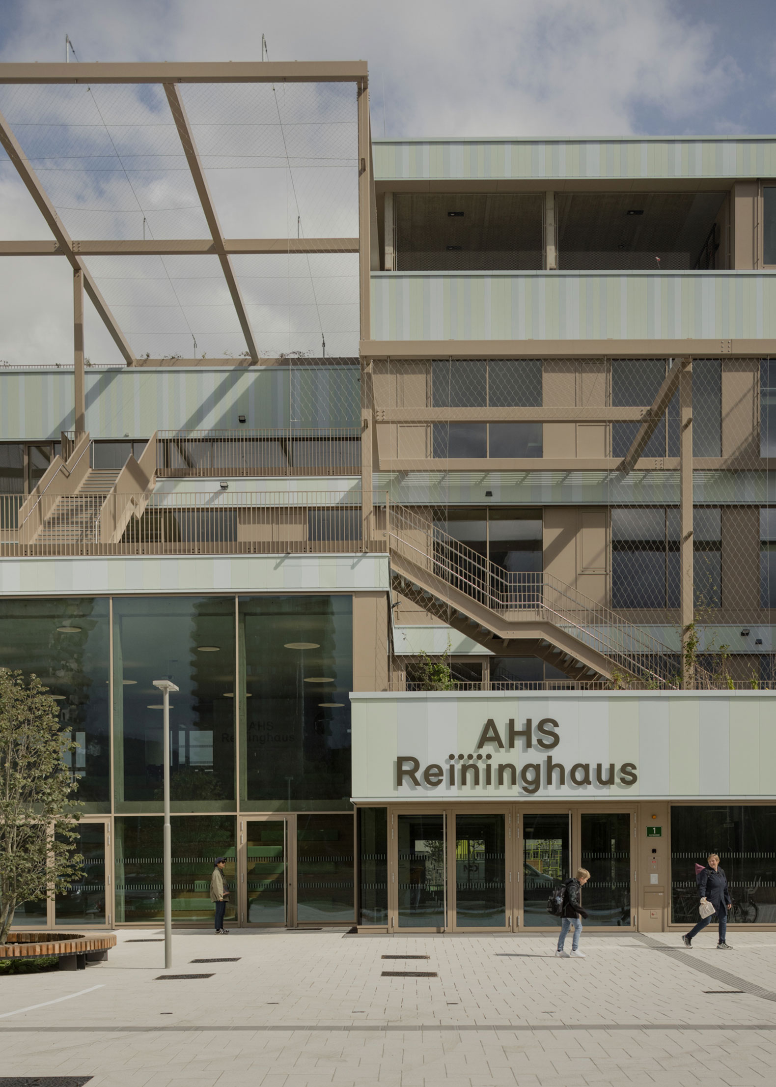 "AHS Reininghaus" school by j-c-k. Photograph by Federico Cairoli.