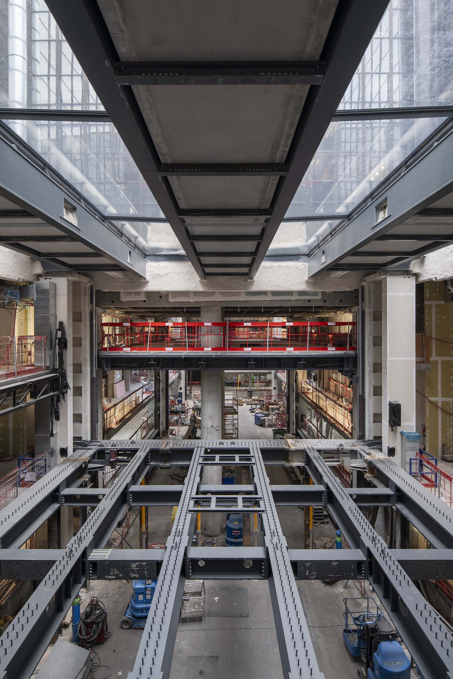 Vista de las obras de los futuros espacios de la Fundación Cartier para el Arte Contemporáneo, Place du Palais-Royal, París. Vista de la profundidad del edificio desde la plataforma 5 en construcción, ubicada en el primer piso. Diciembre de 2023. Fotografía por Martin Argyroglo.