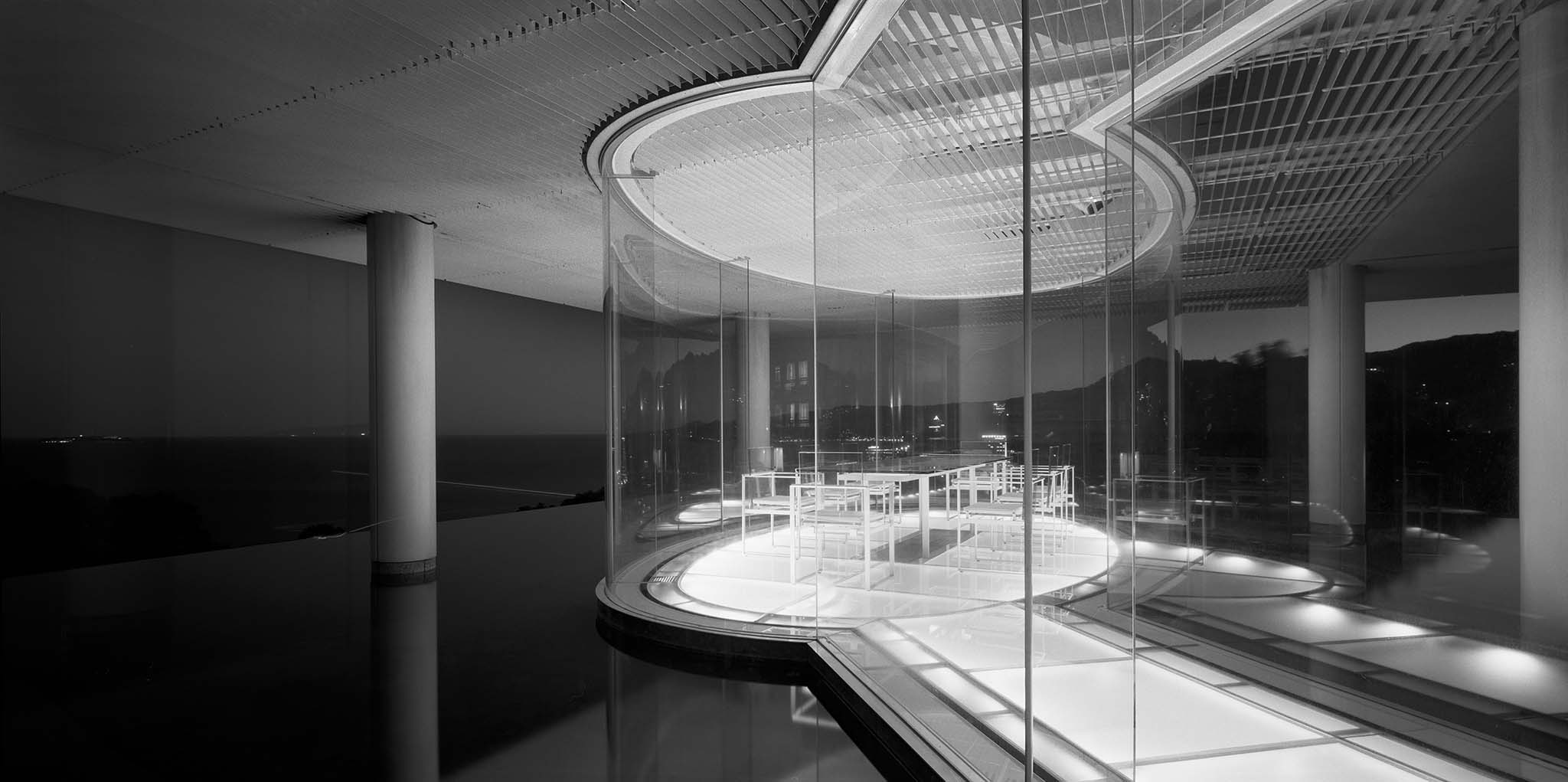 Vaso de agua. Kengo Kuma – El flujo de las líneas a través de la mirada de Erieta Attali. Fotografía por Erieta Attali.