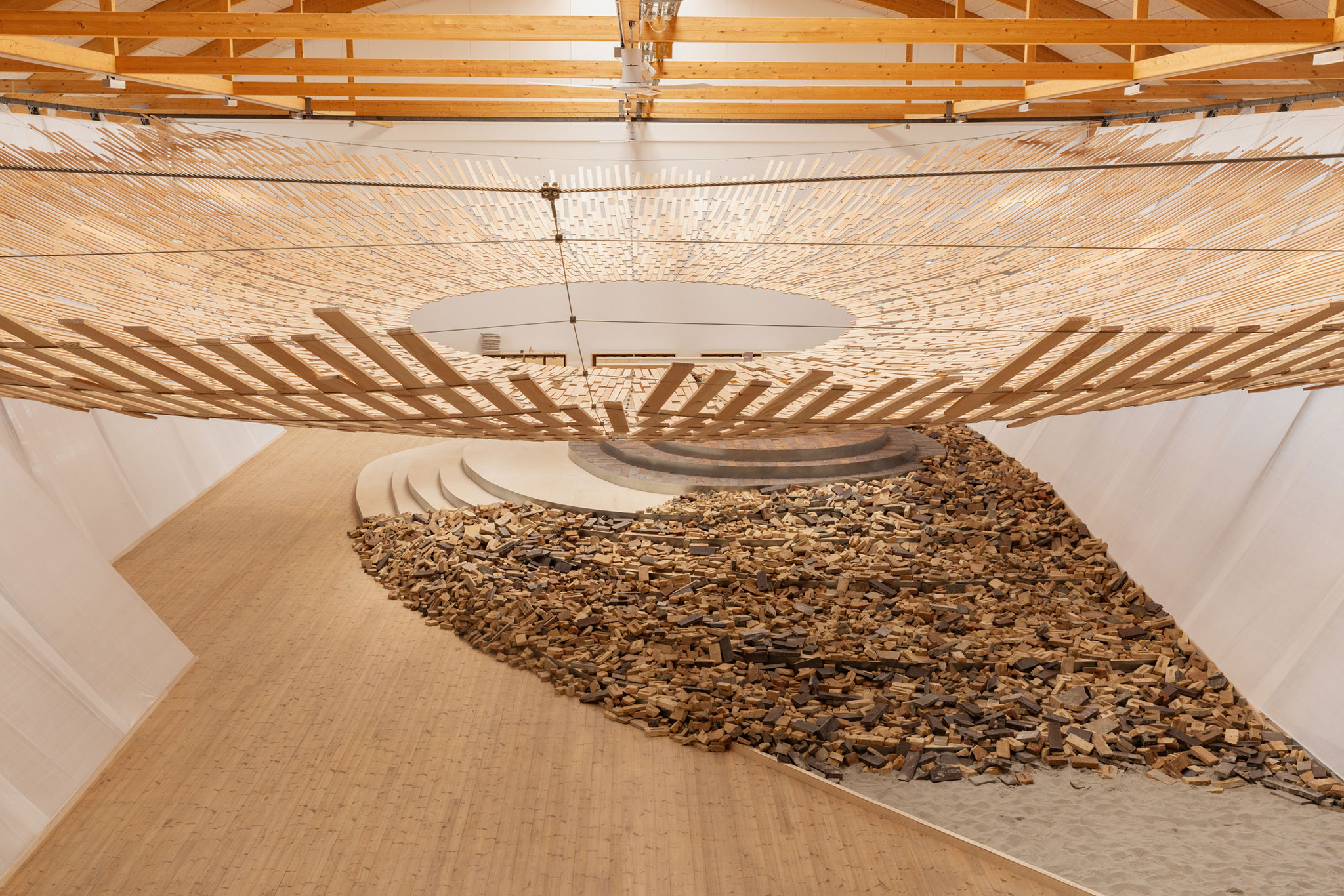 Earth | Tree por Kengo Kuma/KKAA. Vista de la instalación en Copenhagen Contemporary 2026. Fotografía cortesía de Dinesen.