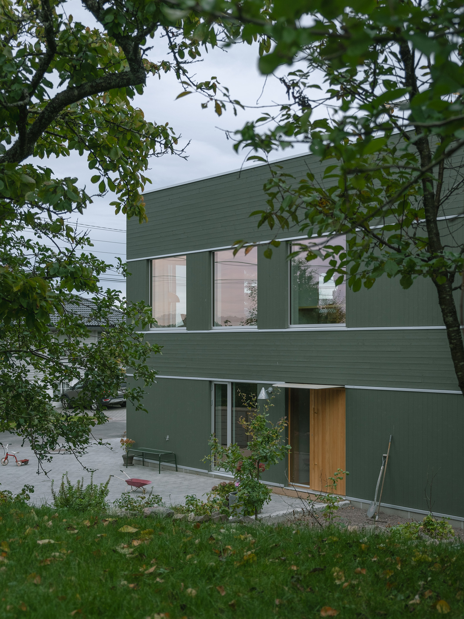 House at Nøtterøy by KOHT. Photograph by Ruben Ratkusic.