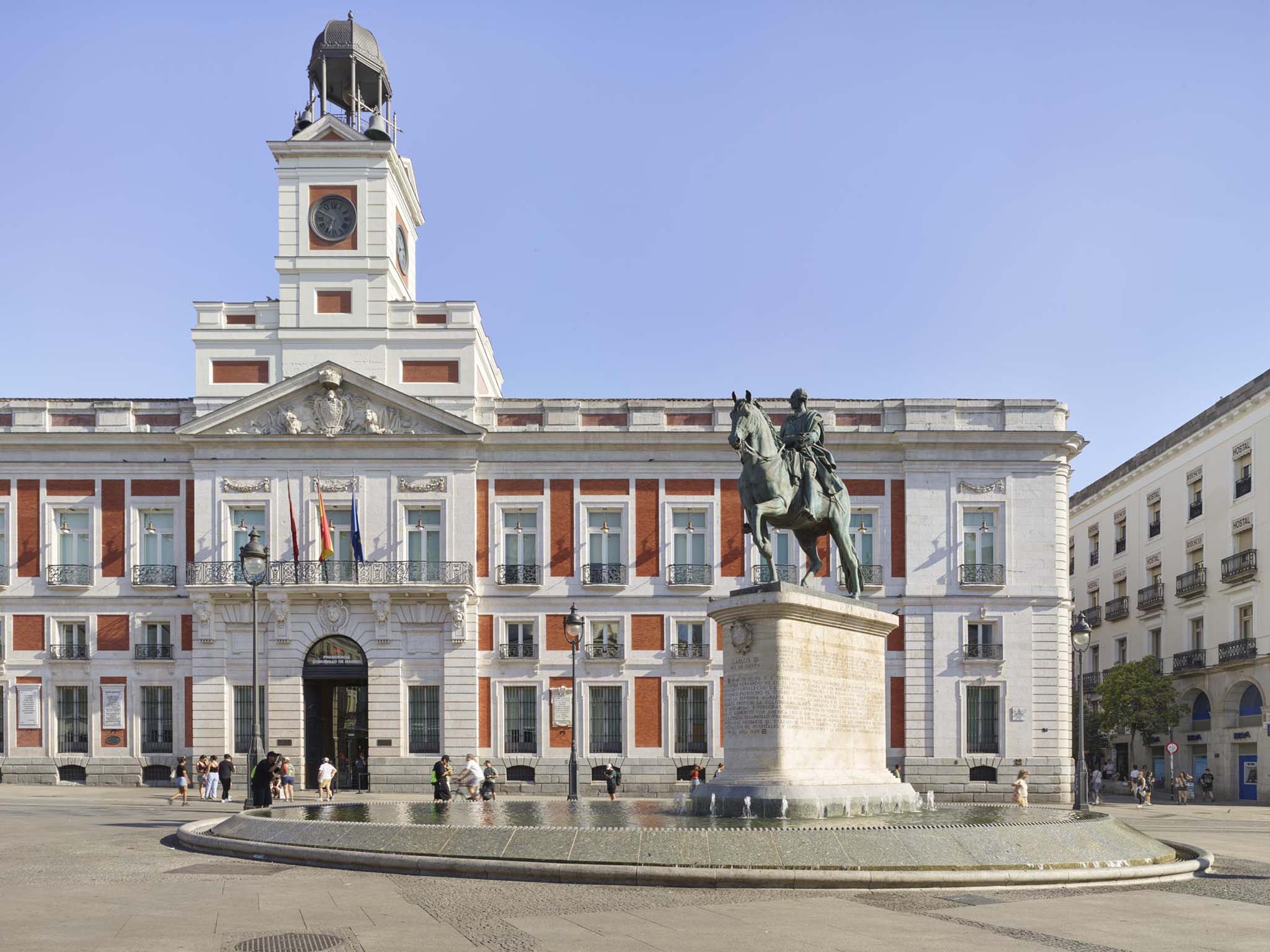 Reorganization of the Puerta del Sol area by Linazasoro & Sánchez Arquitectura. Photograph by Rolando Halbe.