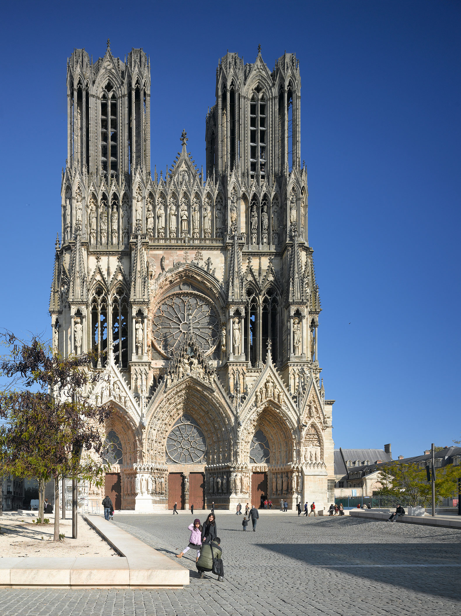 Entorno de la Catedral de Reims por José Ignacio Linazasoro. Fotografía por Roland Halbe