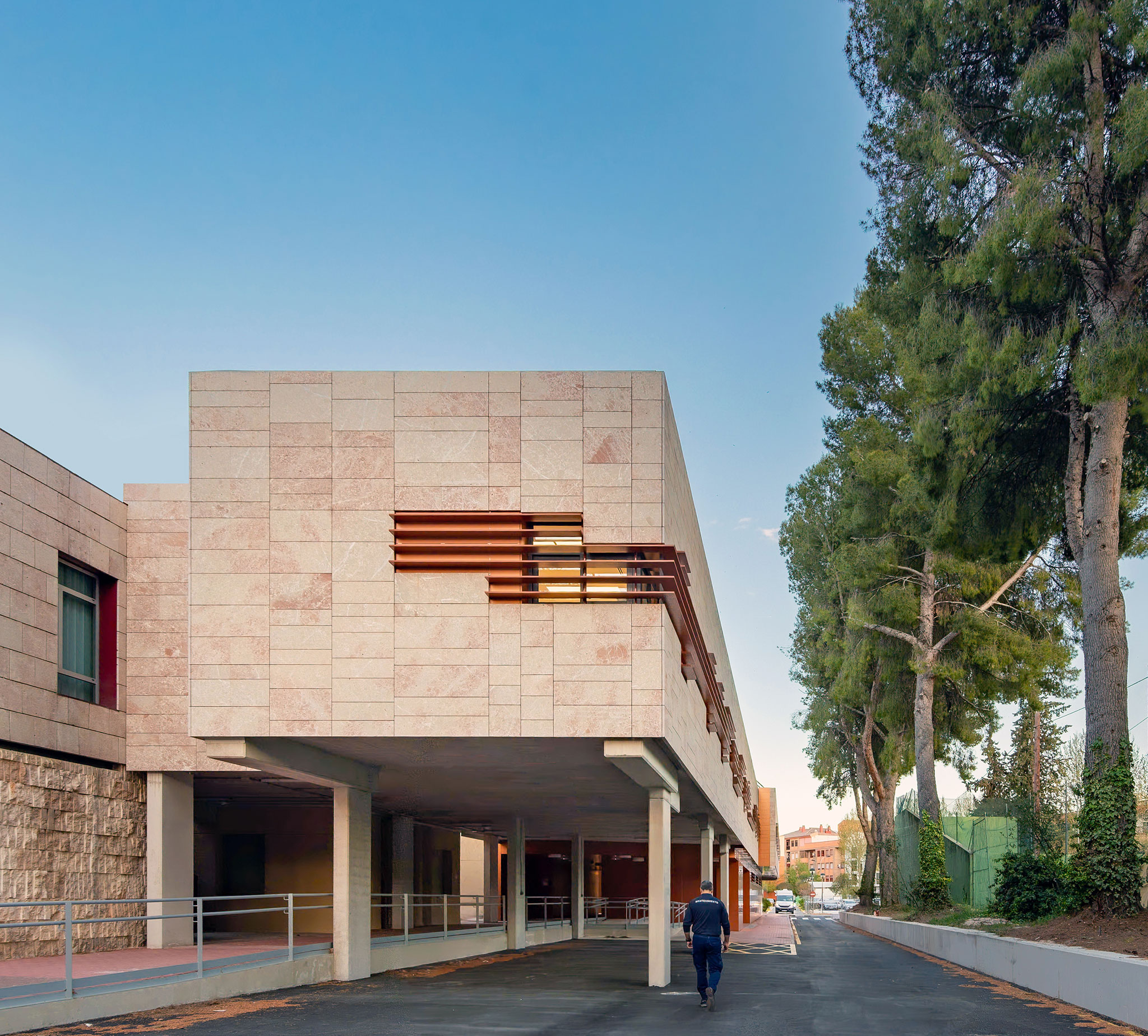 Northwest Regional Hospital Extension by lópez+aroca arquitectura. Photograph by Pedro Noguera.
