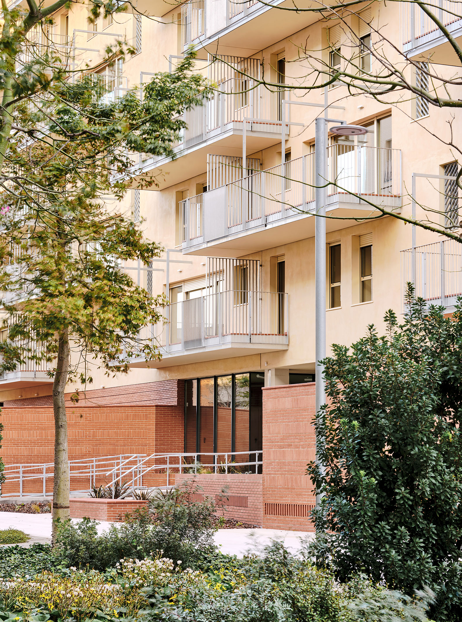 DE PEUS A TERRA por MADhel, MARMOLBRAVO y Miel Arquitectos. Fotografía por Jose Hevia.