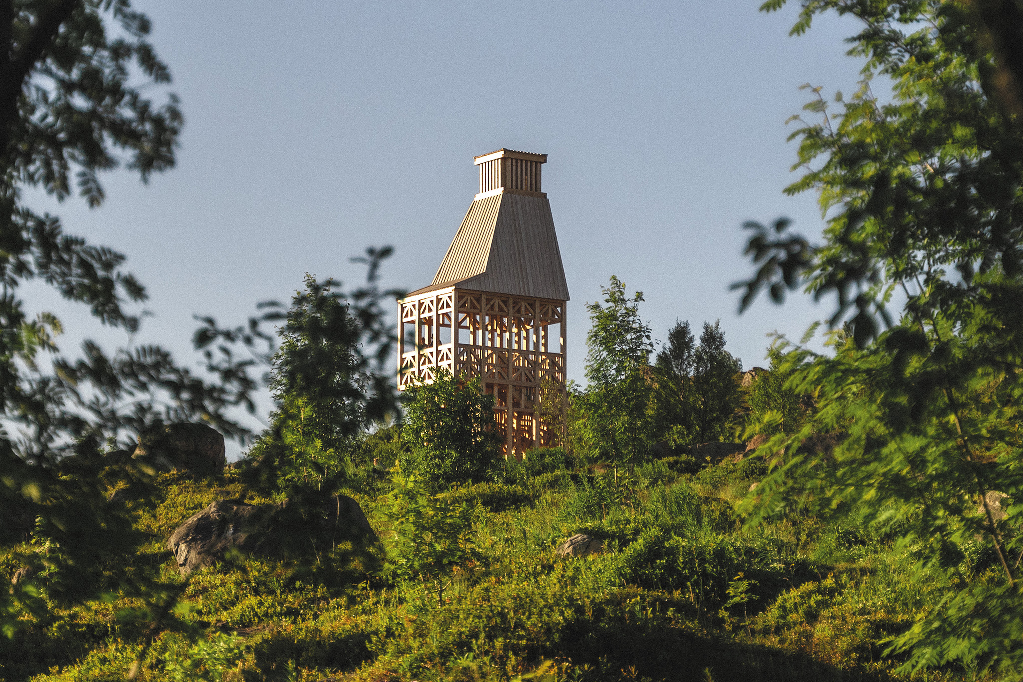 Kola Bay Lighthouse Viewpoint by Evgeny Makarenko Timber Architecture Workshop. Photograph by Alexey Arushanyan, Alexey Malenchik, Tatiana Okuneva.