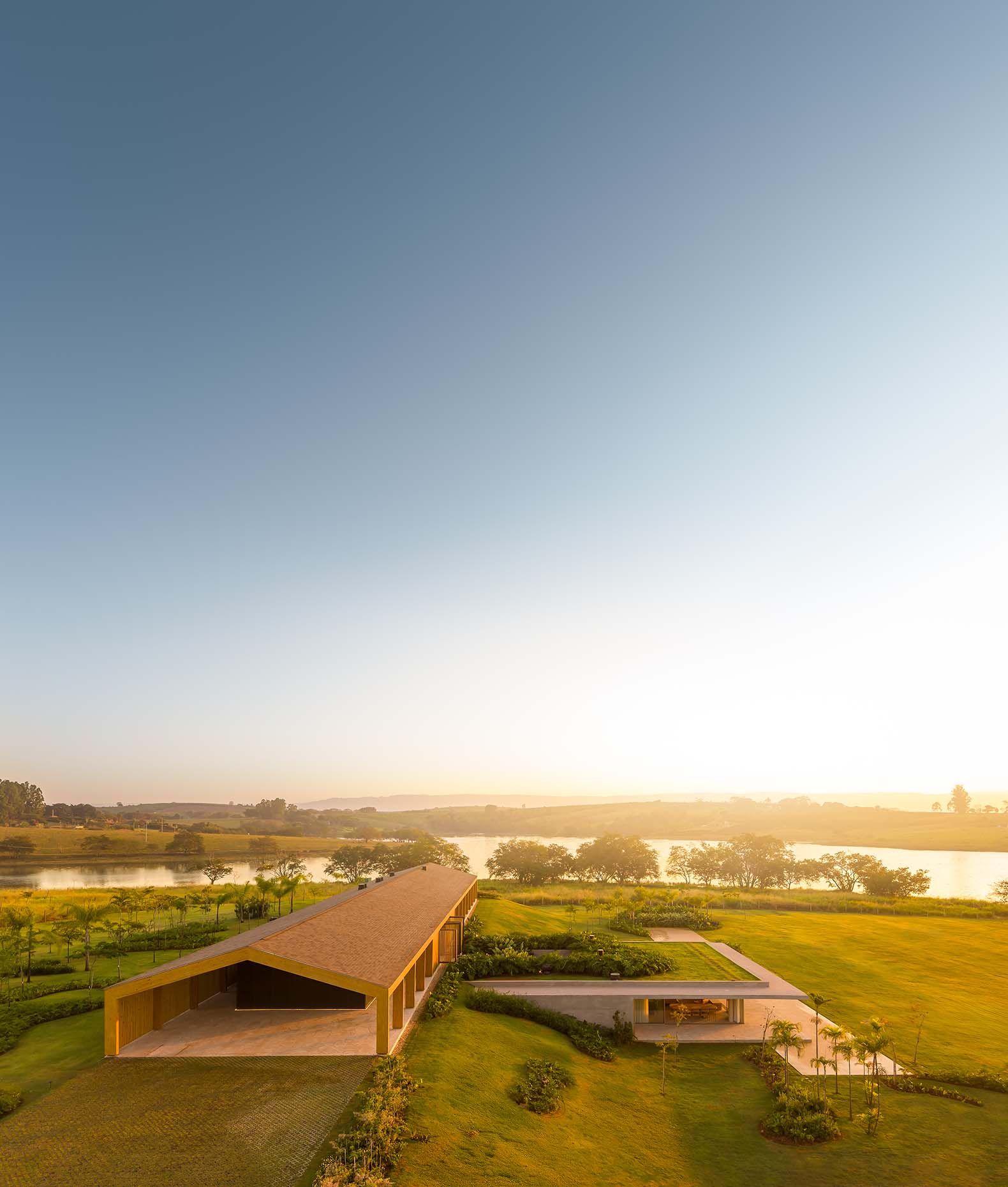 Barn House by mf+arquitetos. Photograph by Fernando Guerra.