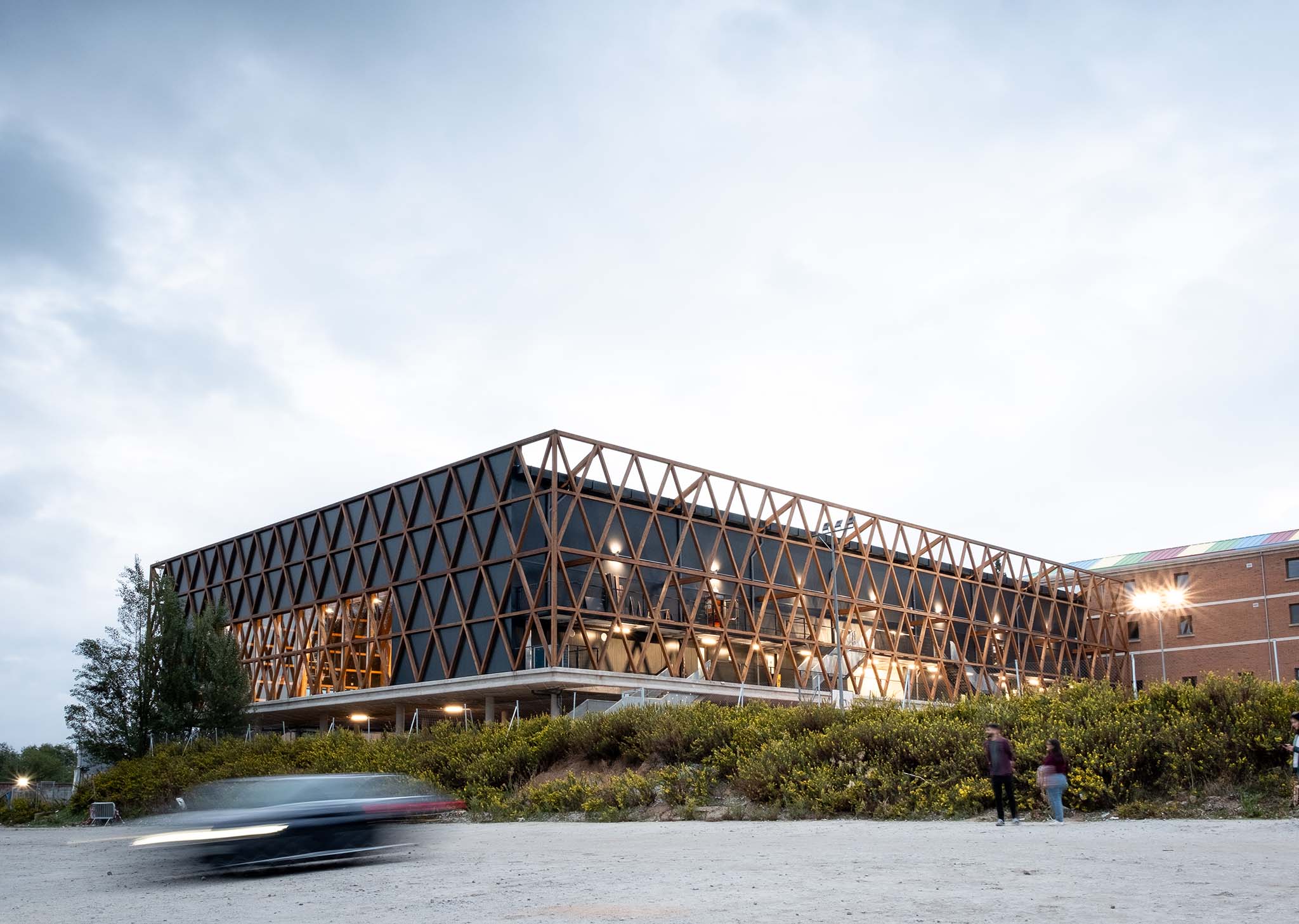 Renovation and expansion of the Ideo School by MH10. Photograph by Manuel Andrade.