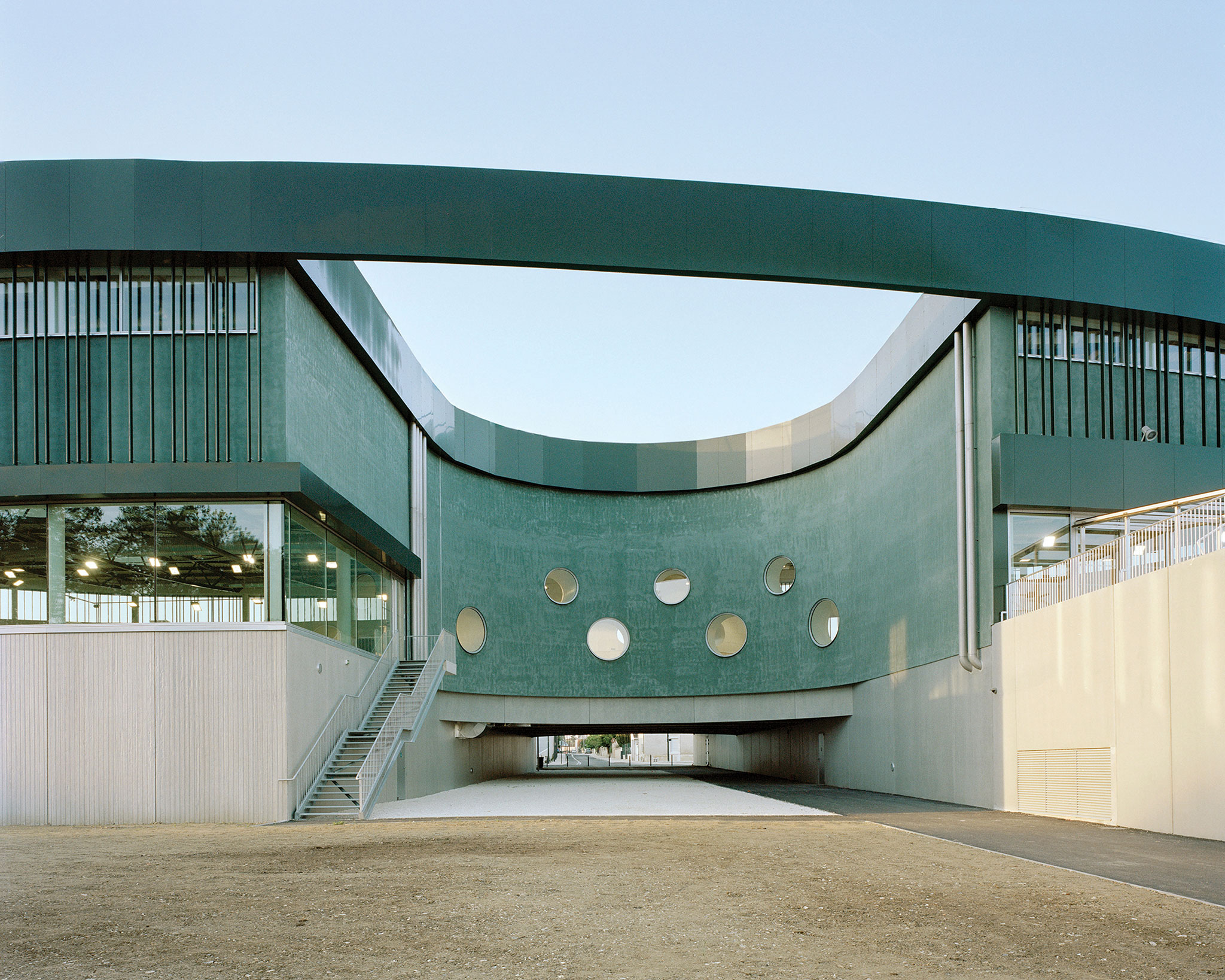 Aquatic Centre in Châteauroux by Mikoü. Photograph by Maxime Delvaux.