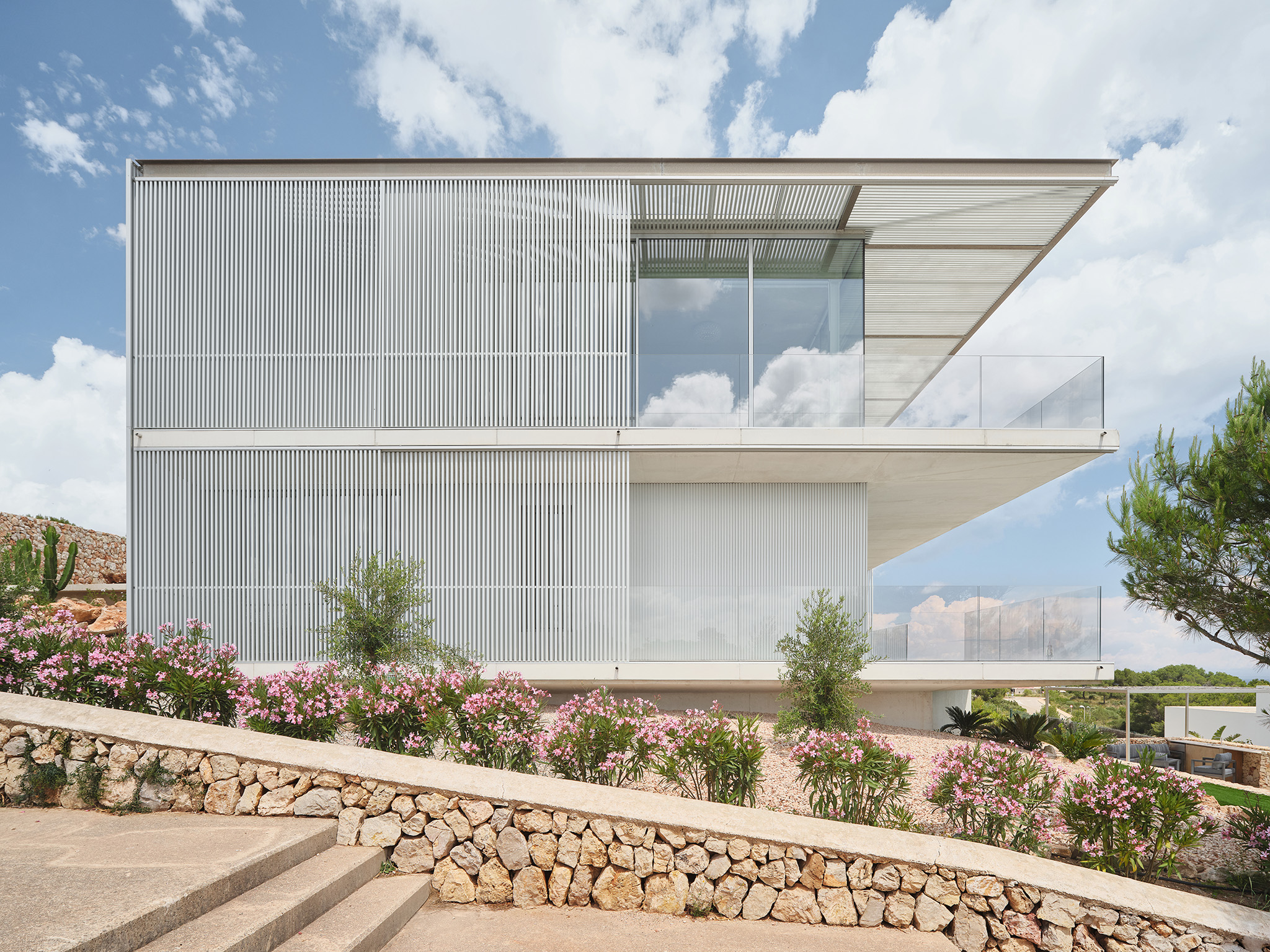 Casa de acero por Nomo Studio. Fotografía por Adrià Goula.