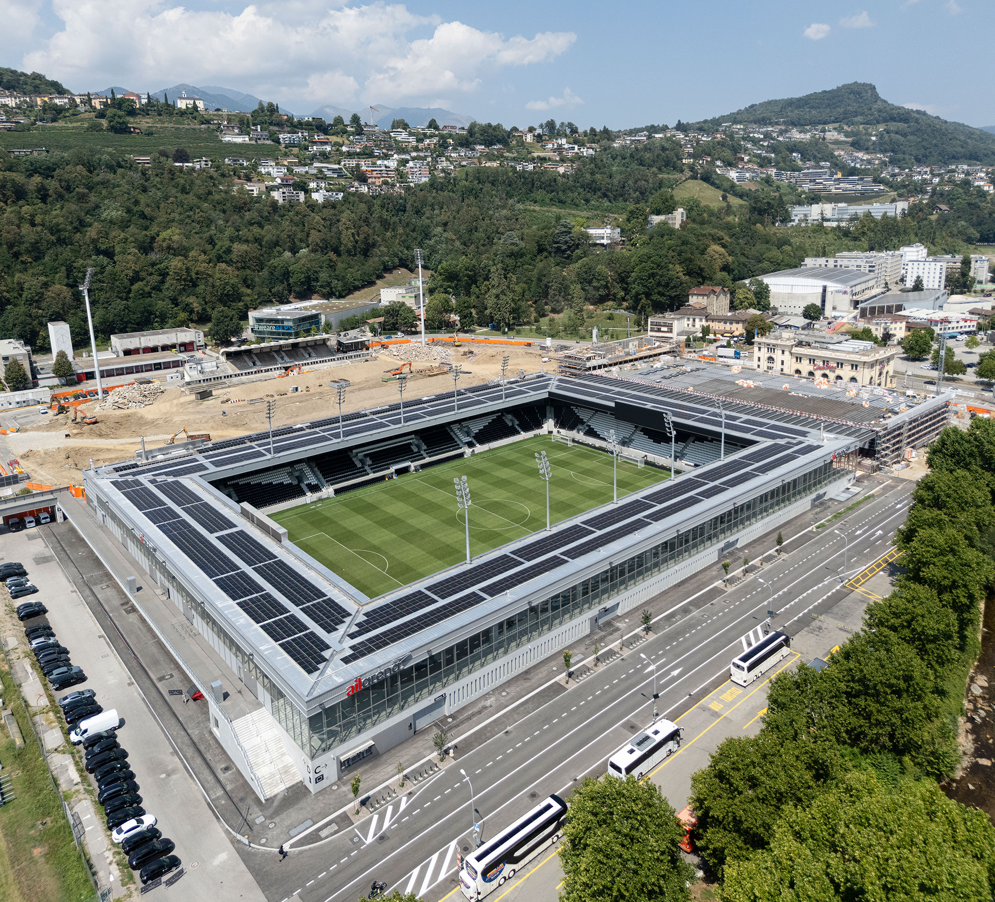 Arena Sportive por Cruz y Ortiz Arquitectos SLP + Giraudi Radczuweit Architetti Sagl. Fotografía por Fernando Alda.