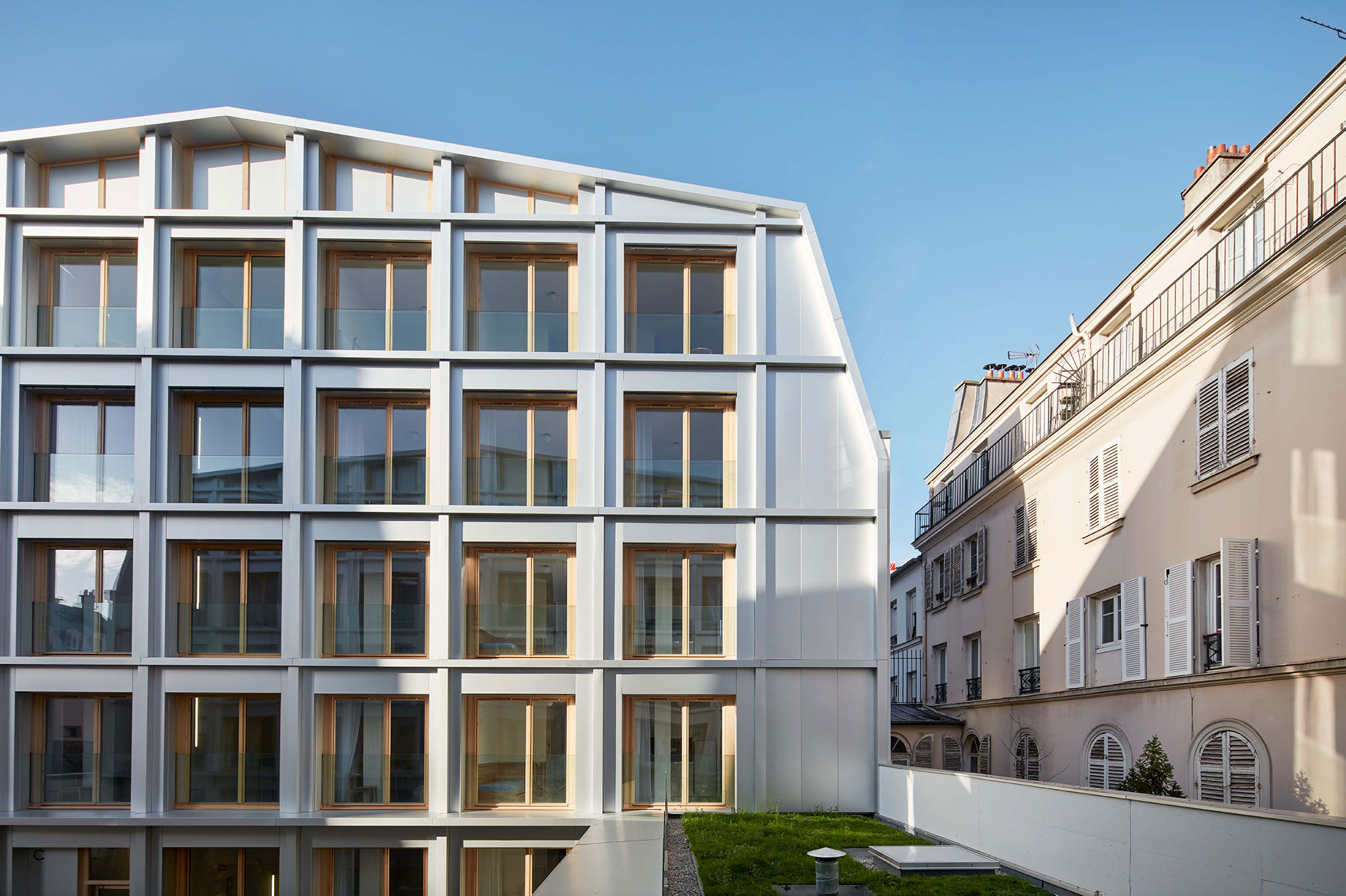 Conversión de un aparcamiento en una residencia de viviendas sociales por NZI Architectes. Fotografía por Frédéric Delangle.