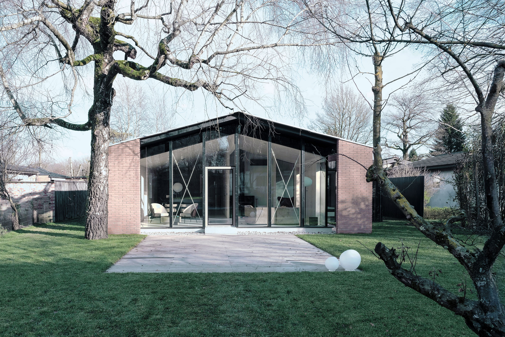 Casa bajo los álamos por OFIS arhitekti. Fotografía por Tomaž Gregorič.