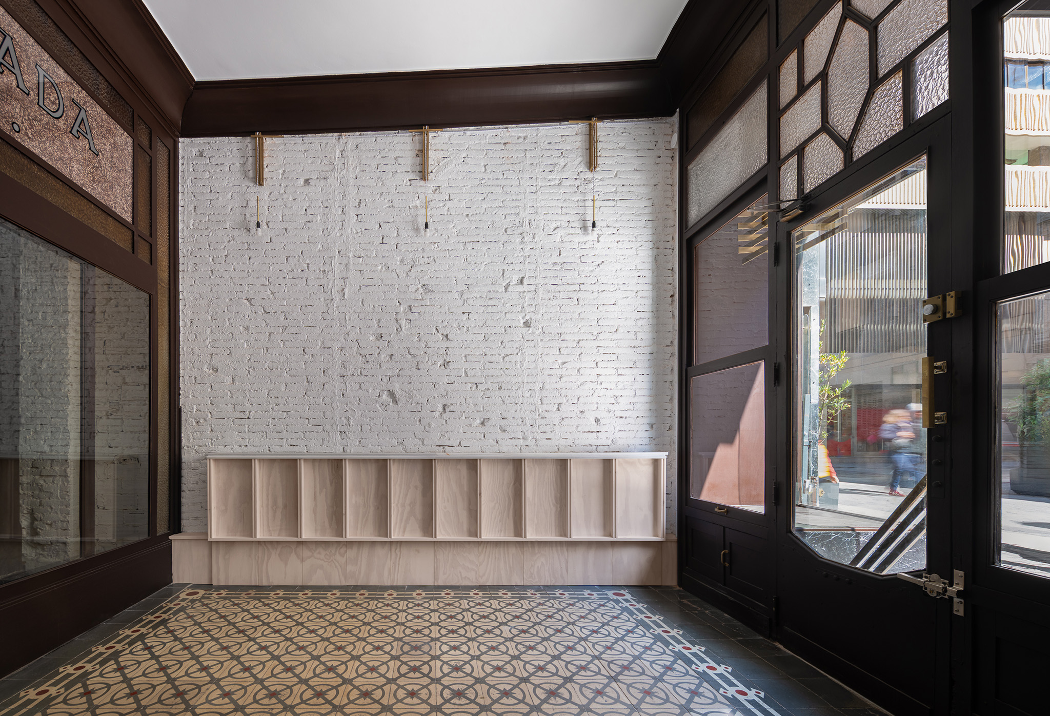 Former "Cuchillerías Blanco" premises renovation by Óscar Miguel Ares. Photography by Gabriel Gallegos Alonso.