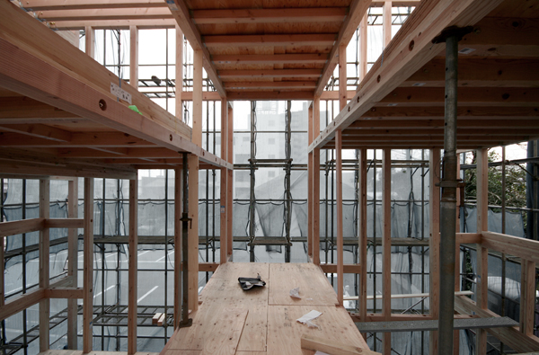 Vista interior en construcción de la estructura de madera. Casa Amida por Kochi Architect's Studio.