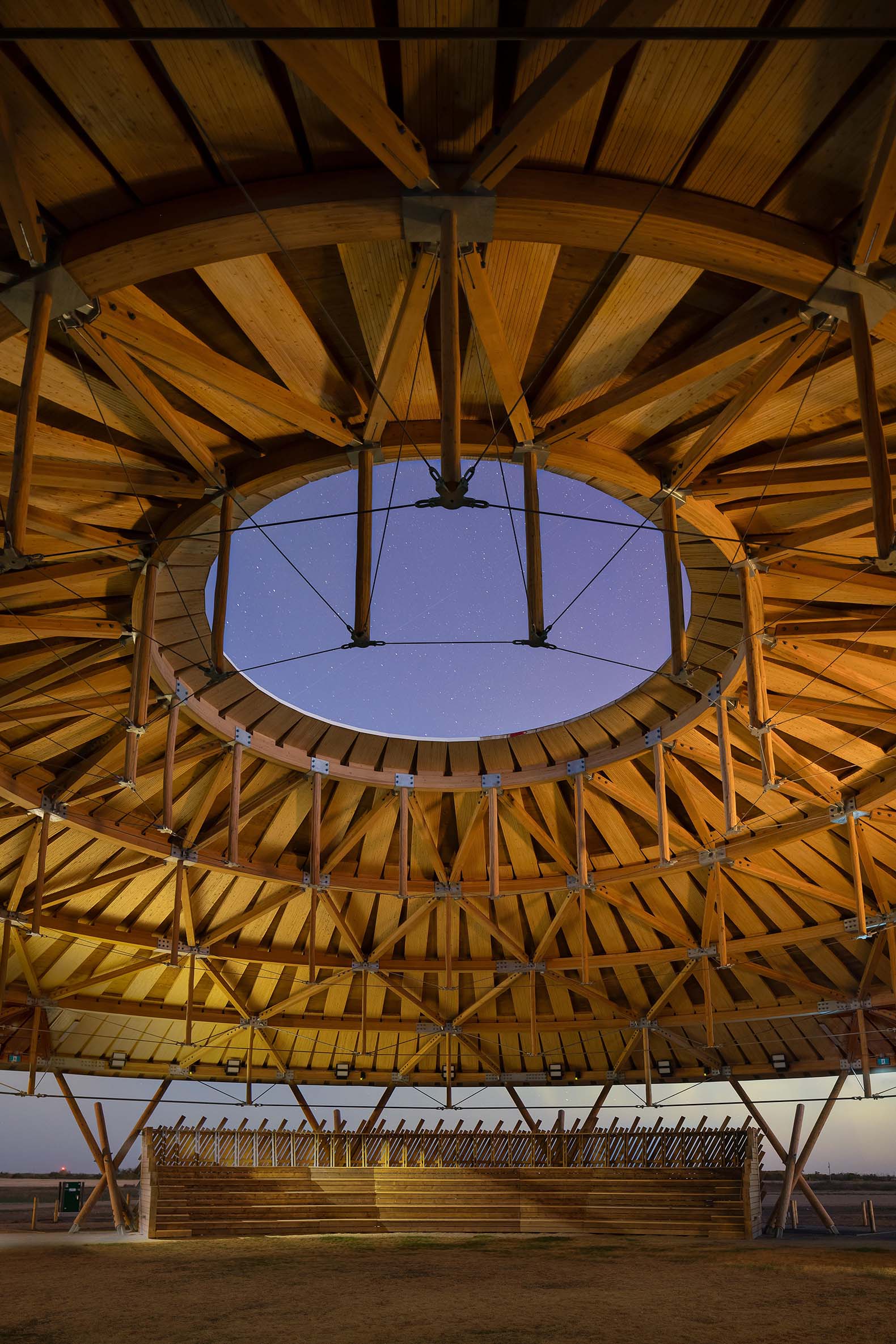 Muscowpetung Powwow Arbour por Oxbow Architecture and Richard Kroeker. Fotografía por Lindsay Reid 