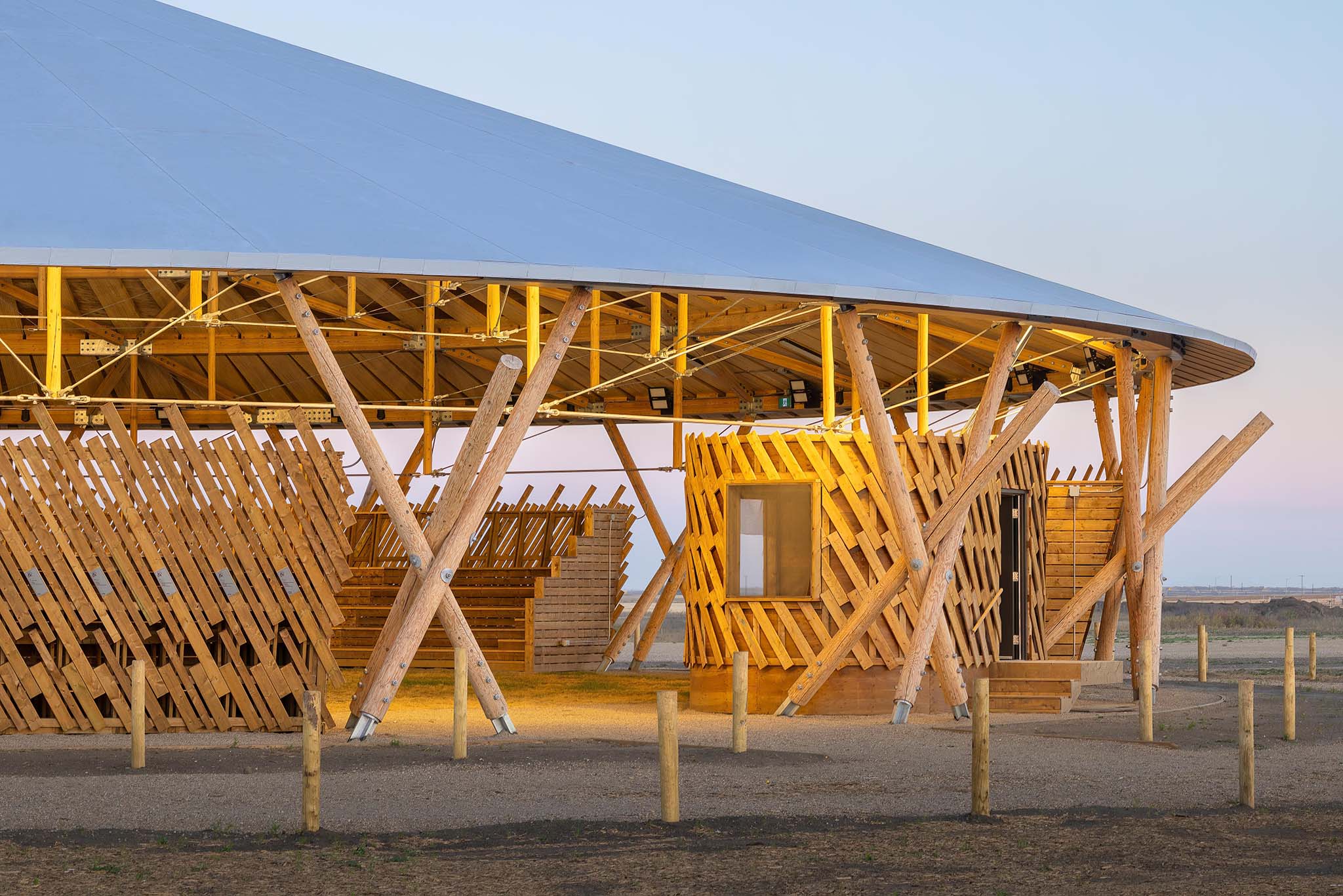 Muscowpetung Powwow Arbour por Oxbow Architecture and Richard Kroeker. Fotografía por Lindsay Reid. 