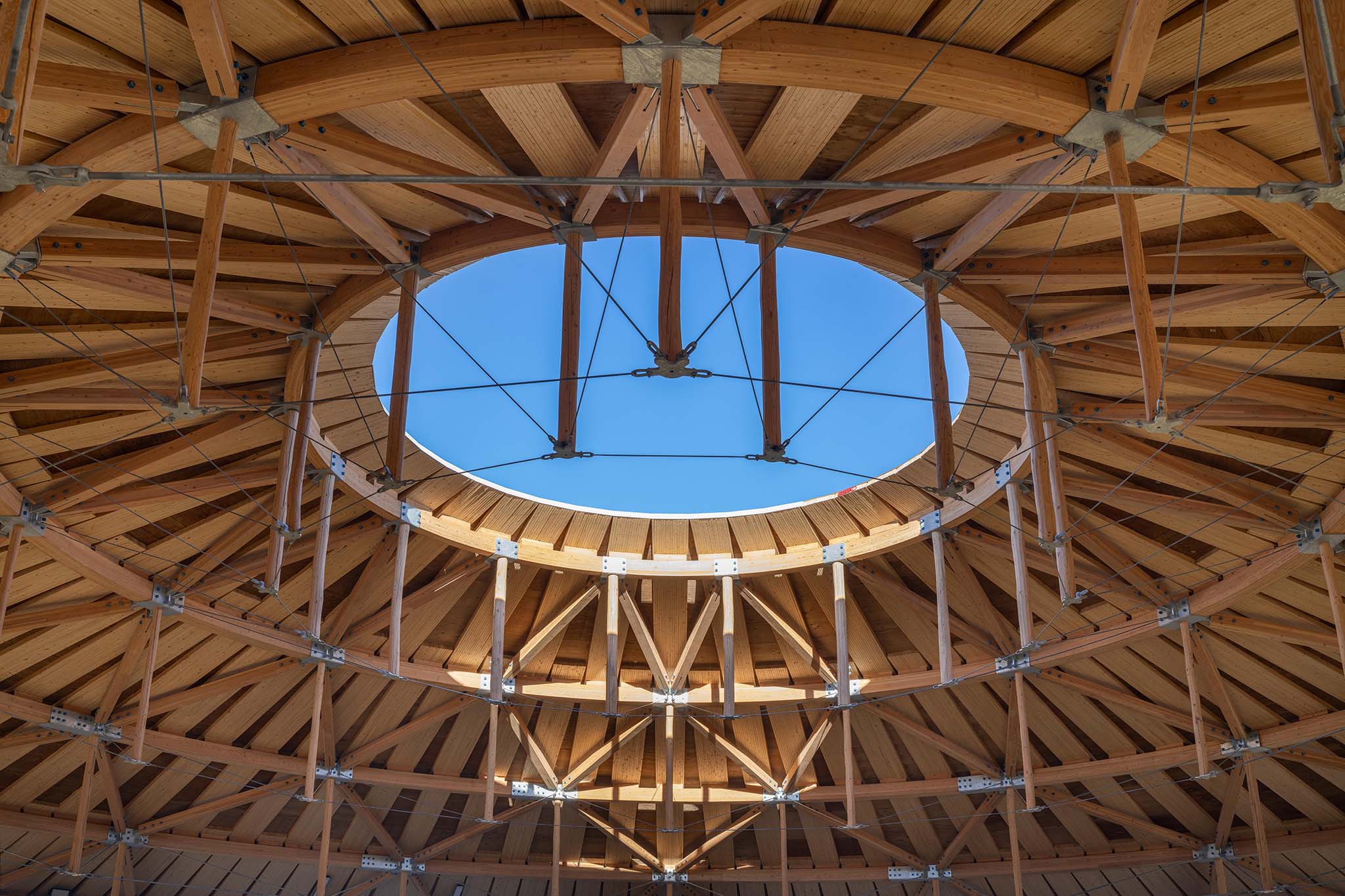 Muscowpetung Powwow Arbour por Oxbow Architecture and Richard Kroeker. Fotografía por Lindsay Reid. 
