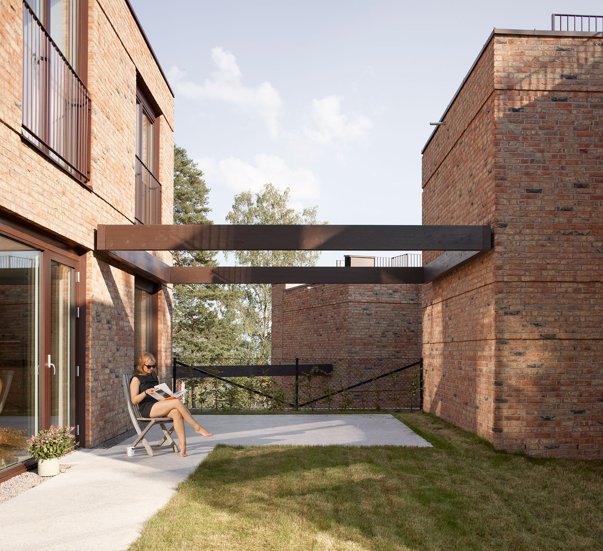 Patio houses in Ullerntoppen, phase 2 by R21 Arkitekter. Photograph by Mariela Apollonio