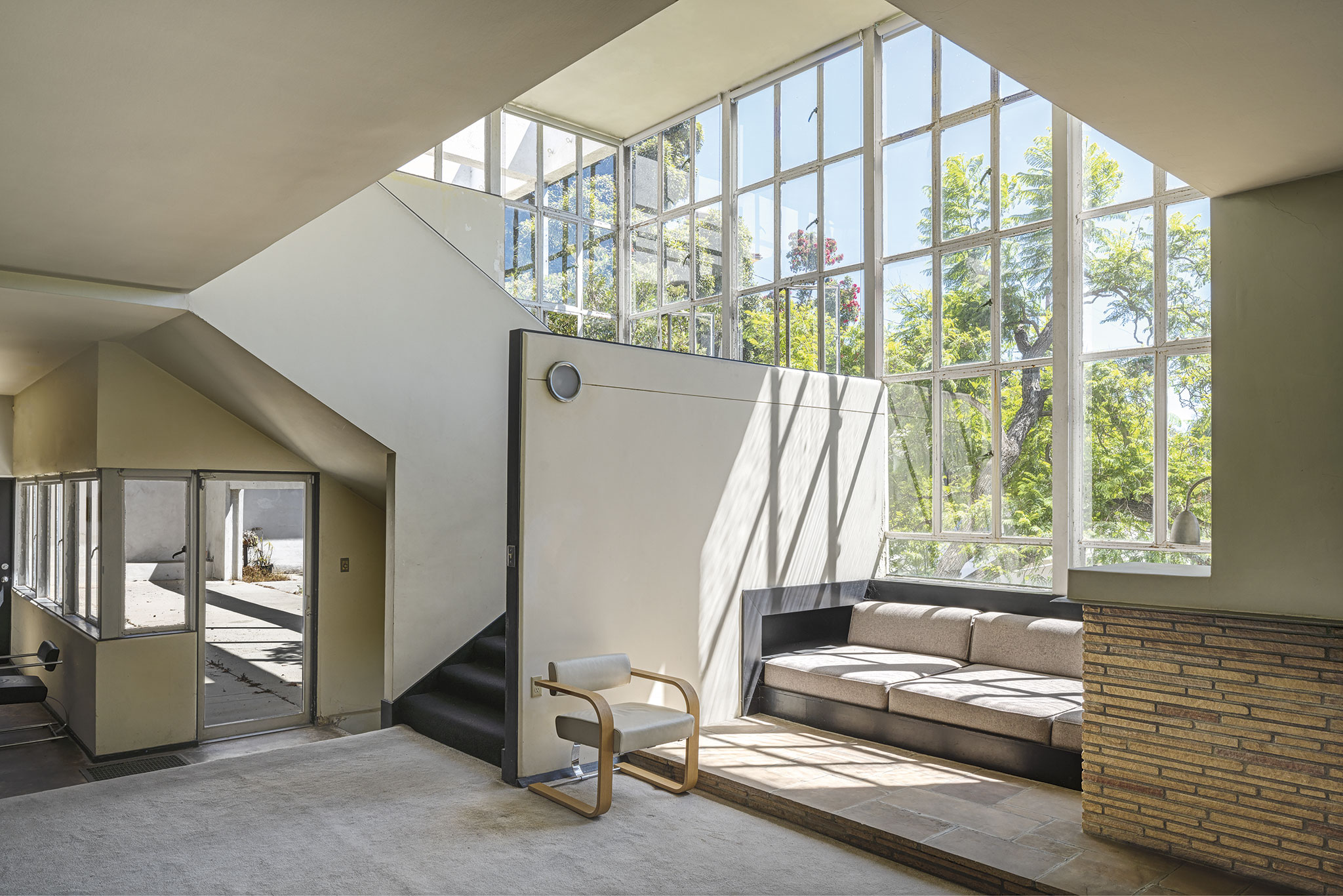 «Richard Neutra and the Making of the Lovell Health House, 1925–35» by Edward Dinendberg. Photography by Grant Mudford