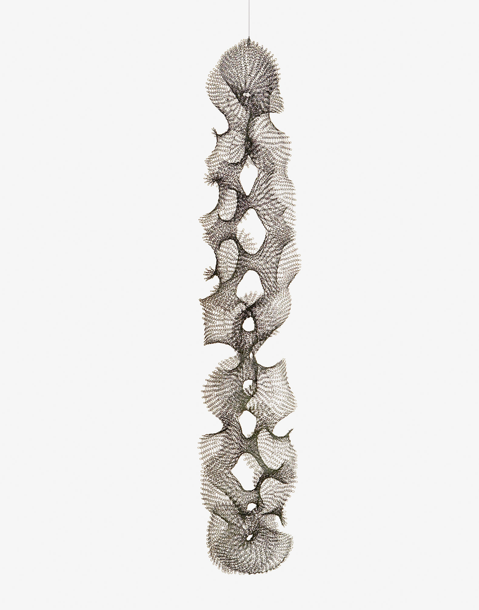 Ruth Asawa. Sin título (S.433, Nueve formas hiperbólicas abiertas colgantes unidas lateralmente), ca. 1958. Alambre de cobre, 193 × 38,1 × 38,1 cm. de William Roth Estate . Obra de 2026, Ruth Asawa Lanier, Inc., cortesía David Zwirner. Fotografía por Laurence Cuneo.  [Untitled (S.433, Hanging Nine Open Hyperbolic Shapes Joined Laterally)], ca. 1958. Copper wire, 193 × 38.1 × 38.1 cm. From the William Roth Estate. Artwork of 2026, Ruth Asawa Lanier, Inc., courtesy David Zwirner. Photograph by Laurence Cuneo.